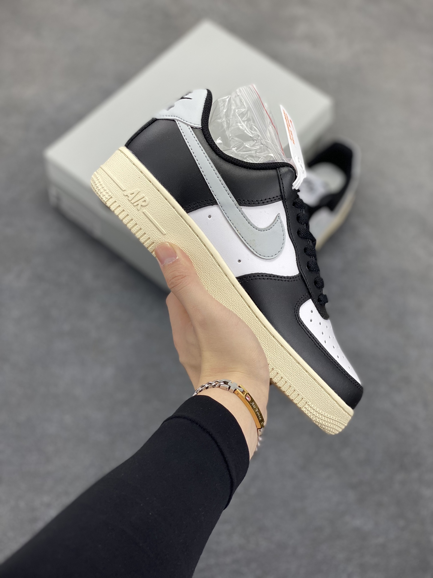 福利特价 Nike Air Force 1 Low 白黑灰 空军一号低帮运动休闲板鞋 原楦头原纸板 打造纯正空军版型#专注外贸渠道 全掌内置蜂窝气垫 #原盒配件 原厂中底钢印、拉帮完美 货号：FQ6848-101 尺码：36 36.5 37.5 38 38.5 39 40 40.5 41 42 42.5 43 44 44.5 45-选品中心