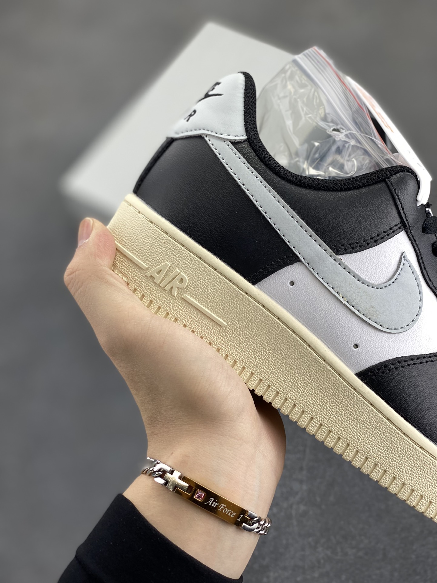 图片[6]-福利特价 Nike Air Force 1 Low 白黑灰 空军一号低帮运动休闲板鞋 原楦头原纸板 打造纯正空军版型#专注外贸渠道 全掌内置蜂窝气垫 #原盒配件 原厂中底钢印、拉帮完美 货号：FQ6848-101 尺码：36 36.5 37.5 38 38.5 39 40 40.5 41 42 42.5 43 44 44.5 45-选品中心