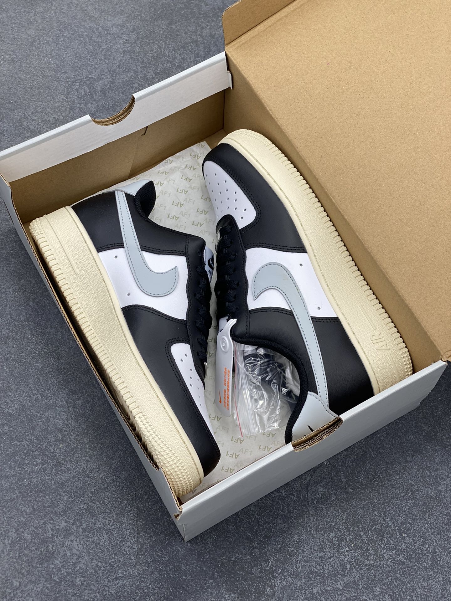 图片[9]-福利特价 Nike Air Force 1 Low 白黑灰 空军一号低帮运动休闲板鞋 原楦头原纸板 打造纯正空军版型#专注外贸渠道 全掌内置蜂窝气垫 #原盒配件 原厂中底钢印、拉帮完美 货号：FQ6848-101 尺码：36 36.5 37.5 38 38.5 39 40 40.5 41 42 42.5 43 44 44.5 45-选品中心