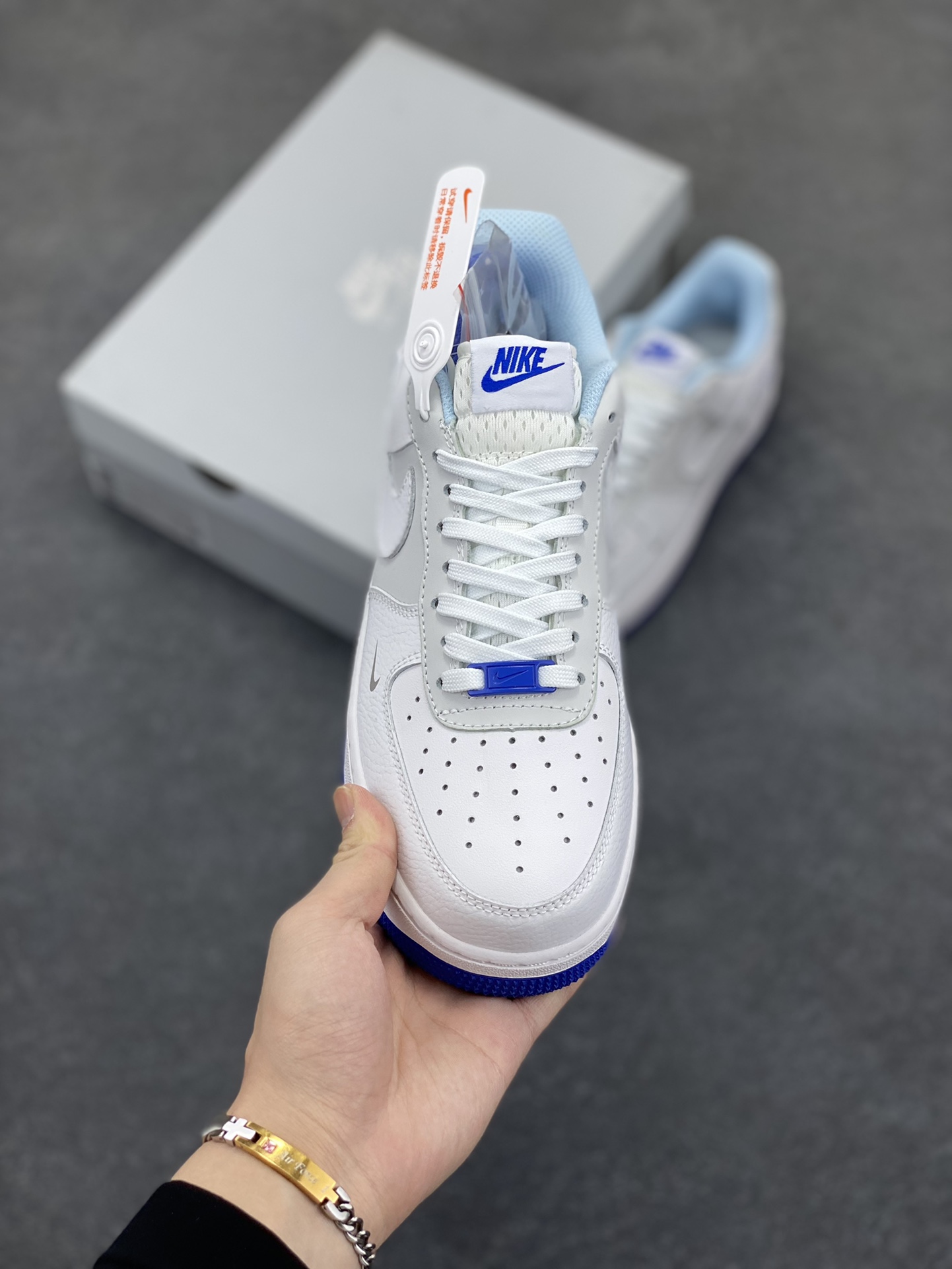 图片[2]-福利特价 Nike Air Force 1 Low 灰白蓝 空军一号低帮运动休闲板鞋 原楦头原纸板 打造纯正空军版型#专注外贸渠道 全掌内置蜂窝气垫 #原盒配件 原厂中底钢印、拉帮完美 货号：FB1844-111 尺码：36 36.5 37.5 38 38.5 39 40 40.5 41 42 42.5 43 44 44.5 45-选品中心