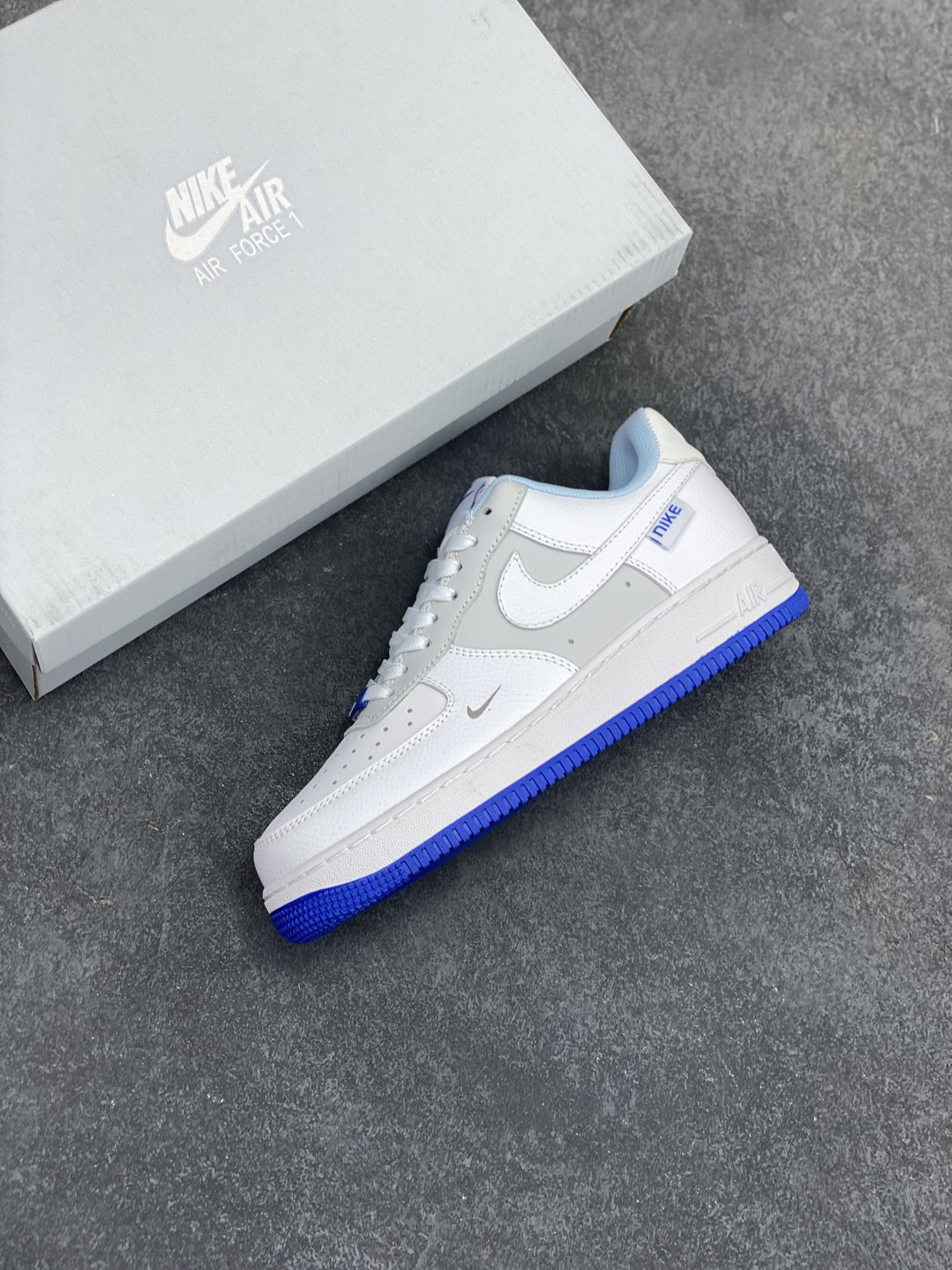 图片[7]-福利特价 Nike Air Force 1 Low 灰白蓝 空军一号低帮运动休闲板鞋 原楦头原纸板 打造纯正空军版型#专注外贸渠道 全掌内置蜂窝气垫 #原盒配件 原厂中底钢印、拉帮完美 货号：FB1844-111 尺码：36 36.5 37.5 38 38.5 39 40 40.5 41 42 42.5 43 44 44.5 45-选品中心