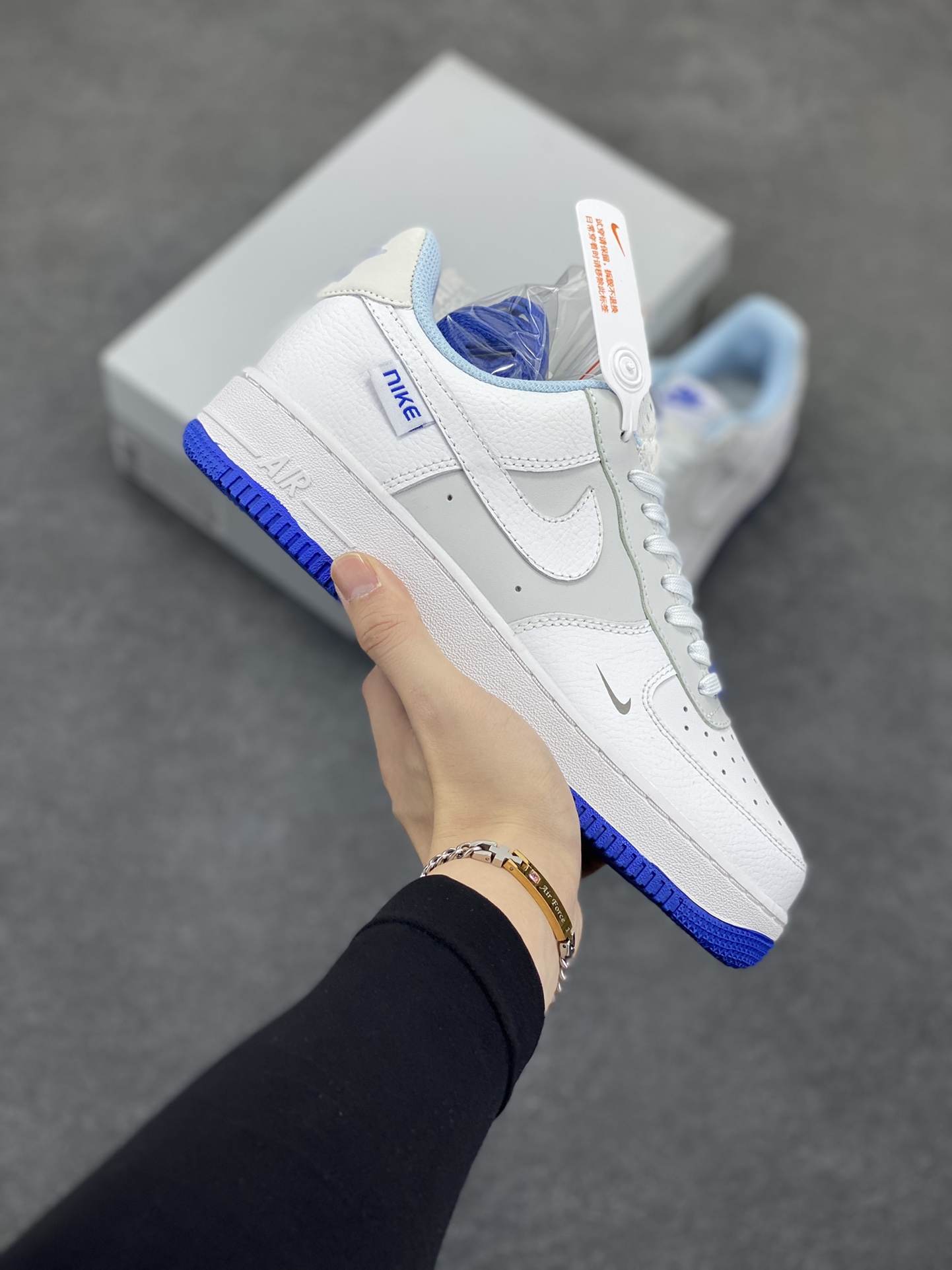 福利特价 Nike Air Force 1 Low 灰白蓝 空军一号低帮运动休闲板鞋 原楦头原纸板 打造纯正空军版型#专注外贸渠道 全掌内置蜂窝气垫 #原盒配件 原厂中底钢印、拉帮完美 货号:FB1844-111 尺码:36 36.5 37.5 38 38.5 39 40 40.5 41 42 42.5 43 44 44.5 45-选品中心
