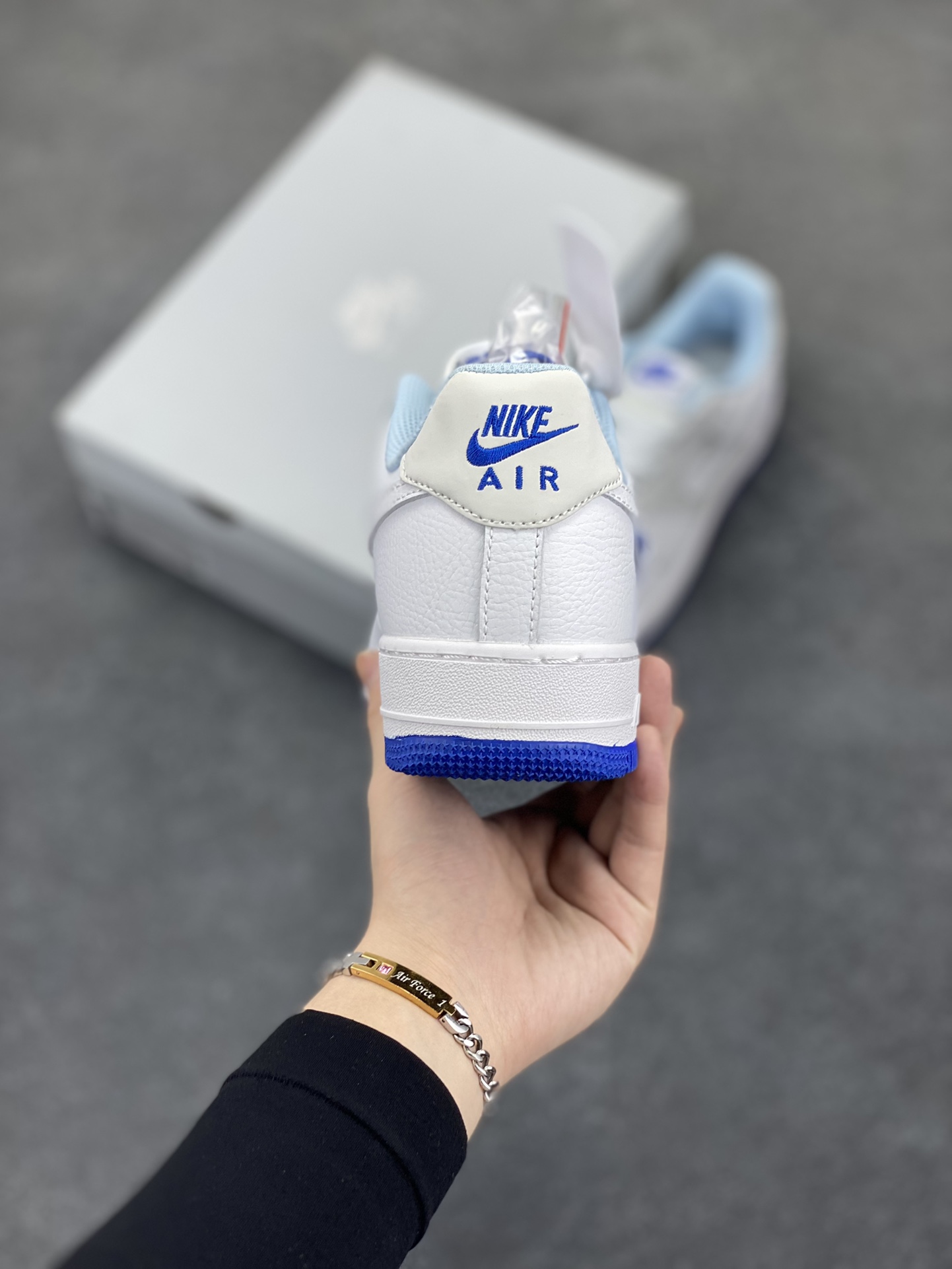 图片[4]-福利特价 Nike Air Force 1 Low 灰白蓝 空军一号低帮运动休闲板鞋 原楦头原纸板 打造纯正空军版型#专注外贸渠道 全掌内置蜂窝气垫 #原盒配件 原厂中底钢印、拉帮完美 货号：FB1844-111 尺码：36 36.5 37.5 38 38.5 39 40 40.5 41 42 42.5 43 44 44.5 45-选品中心