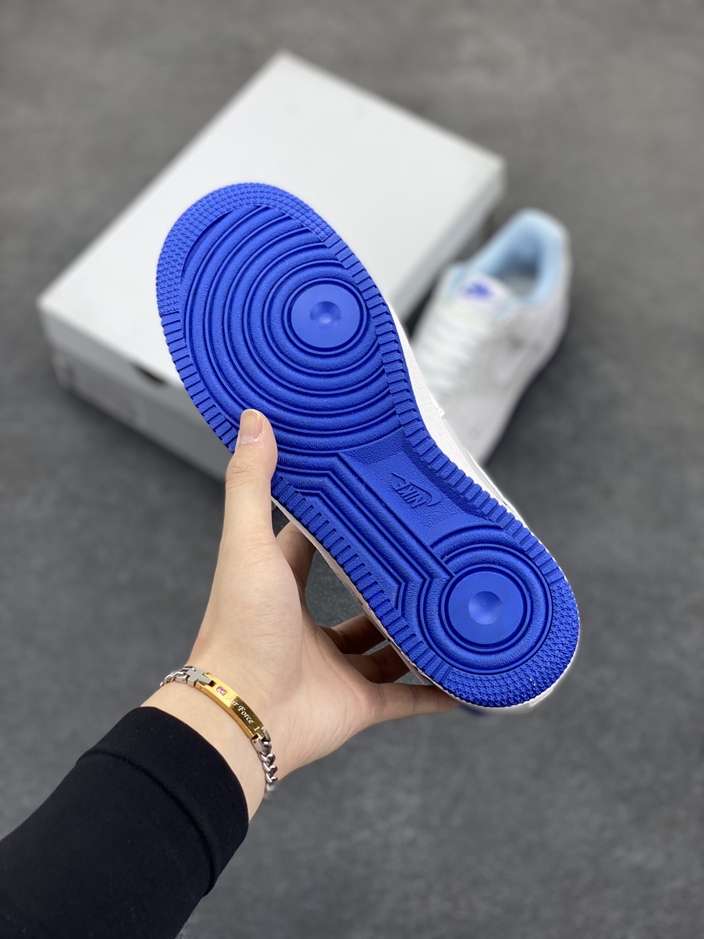 图片[5]-福利特价 Nike Air Force 1 Low 灰白蓝 空军一号低帮运动休闲板鞋 原楦头原纸板 打造纯正空军版型#专注外贸渠道 全掌内置蜂窝气垫 #原盒配件 原厂中底钢印、拉帮完美 货号：FB1844-111 尺码：36 36.5 37.5 38 38.5 39 40 40.5 41 42 42.5 43 44 44.5 45-选品中心