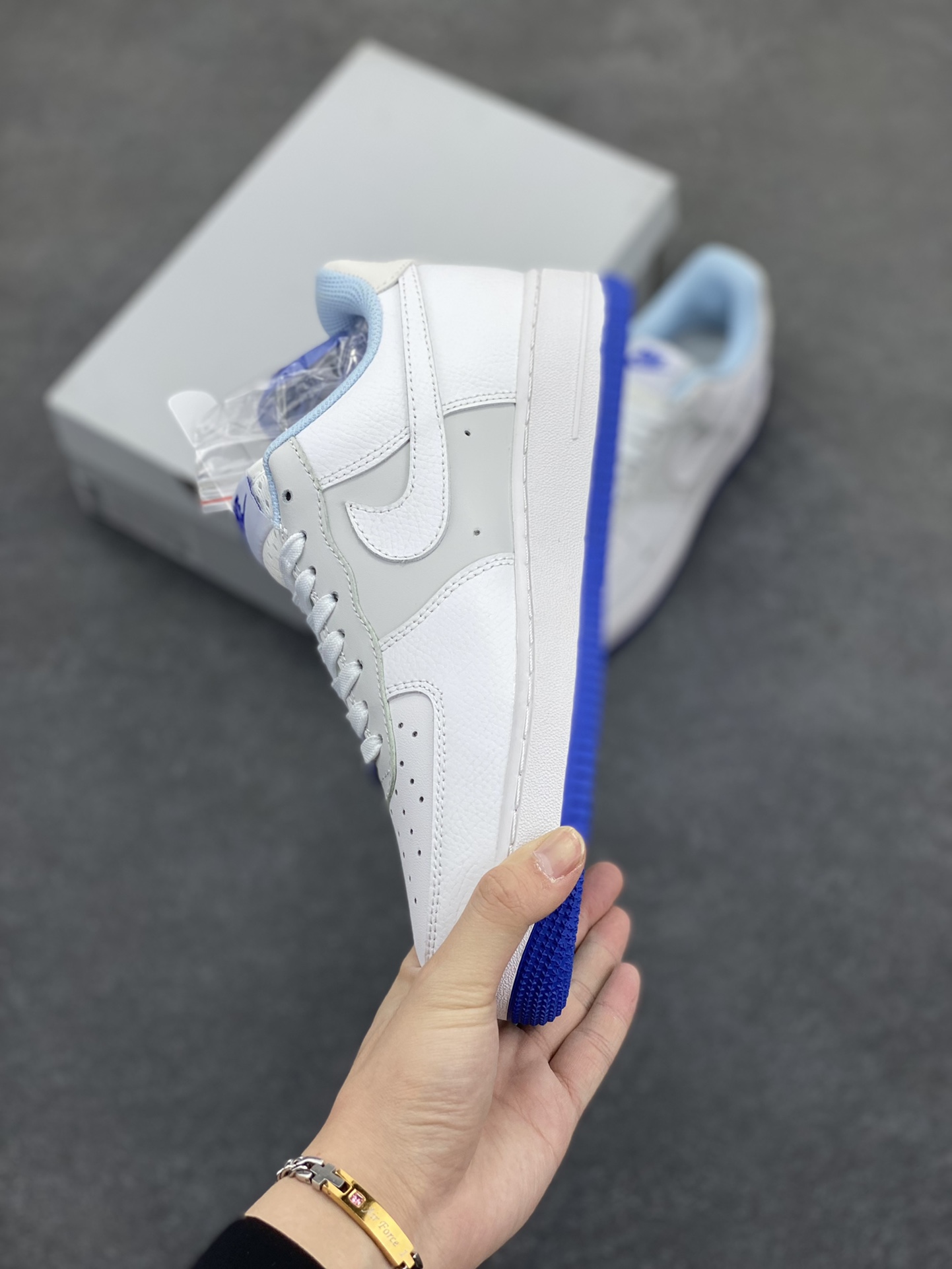 图片[3]-福利特价 Nike Air Force 1 Low 灰白蓝 空军一号低帮运动休闲板鞋 原楦头原纸板 打造纯正空军版型#专注外贸渠道 全掌内置蜂窝气垫 #原盒配件 原厂中底钢印、拉帮完美 货号：FB1844-111 尺码：36 36.5 37.5 38 38.5 39 40 40.5 41 42 42.5 43 44 44.5 45-选品中心