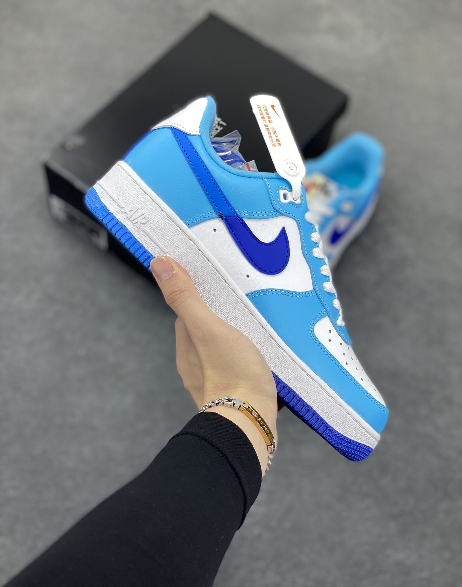 福利特价 NK Air Force 1 白蓝 空军一号运动板鞋 原楦头原纸板 打造纯正空军版型#专注外贸渠道 全掌内置蜂窝气垫 #原盒配件 原厂中底钢印、拉帮完美 货号：DZ2522-100 尺码：36 36.5 37.5 38 38.5 39 40 40.5 41 42 42.5 43 44 44.5 45-选品中心