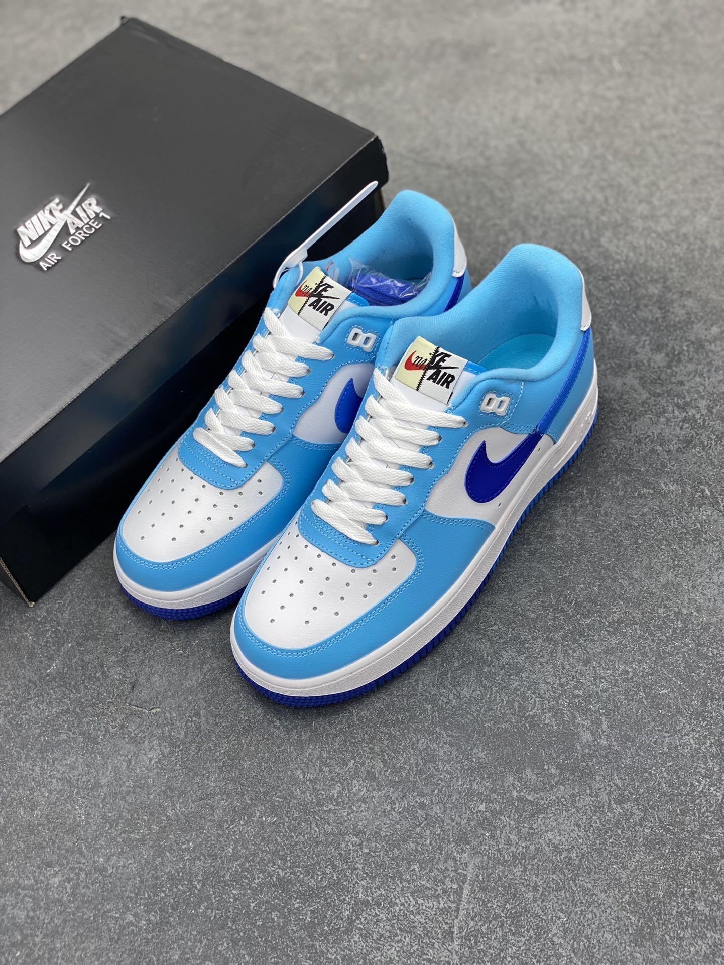 图片[8]-福利特价 NK Air Force 1 白蓝 空军一号运动板鞋 原楦头原纸板 打造纯正空军版型#专注外贸渠道 全掌内置蜂窝气垫 #原盒配件 原厂中底钢印、拉帮完美 货号：DZ2522-100 尺码：36 36.5 37.5 38 38.5 39 40 40.5 41 42 42.5 43 44 44.5 45-选品中心