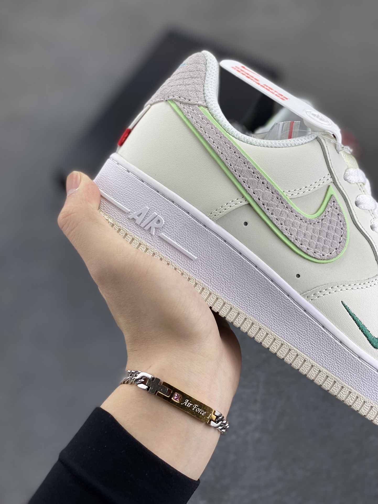 图片[6]-福利特价 Nike Air Force 1 空军一号 休闲板鞋 龙年 原楦头原纸板 打造纯正空军版型#专注外贸渠道 #原盒配件 原厂中底钢印、拉帮完美 货号：FZ5052-131 尺码：36 36.5 37.5 38 38.5 39 40 40.5 41 42 42.5 43 44 44.5 45-选品中心