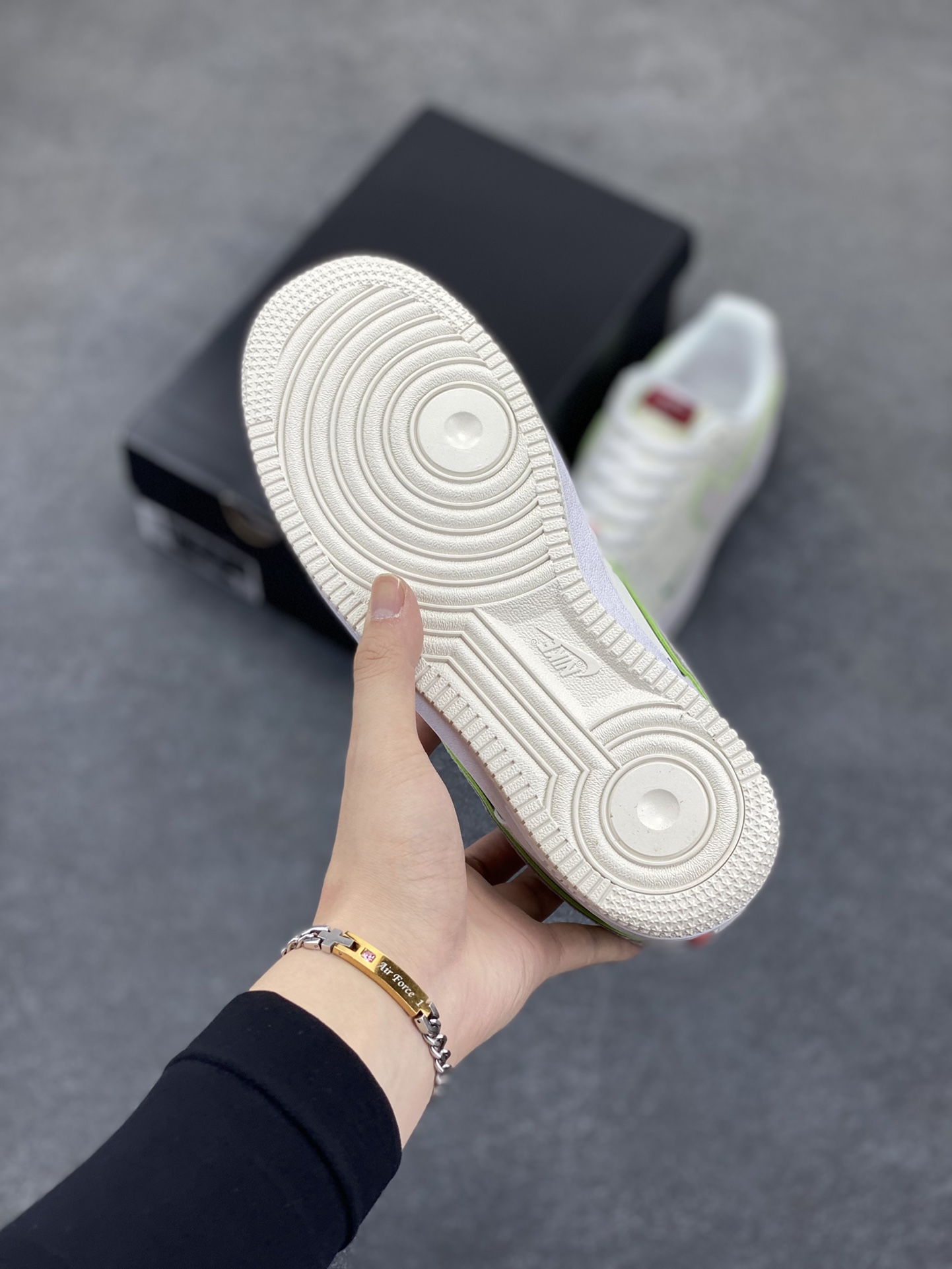 图片[5]-福利特价 Nike Air Force 1 空军一号 休闲板鞋 龙年 原楦头原纸板 打造纯正空军版型#专注外贸渠道 #原盒配件 原厂中底钢印、拉帮完美 货号：FZ5052-131 尺码：36 36.5 37.5 38 38.5 39 40 40.5 41 42 42.5 43 44 44.5 45-选品中心
