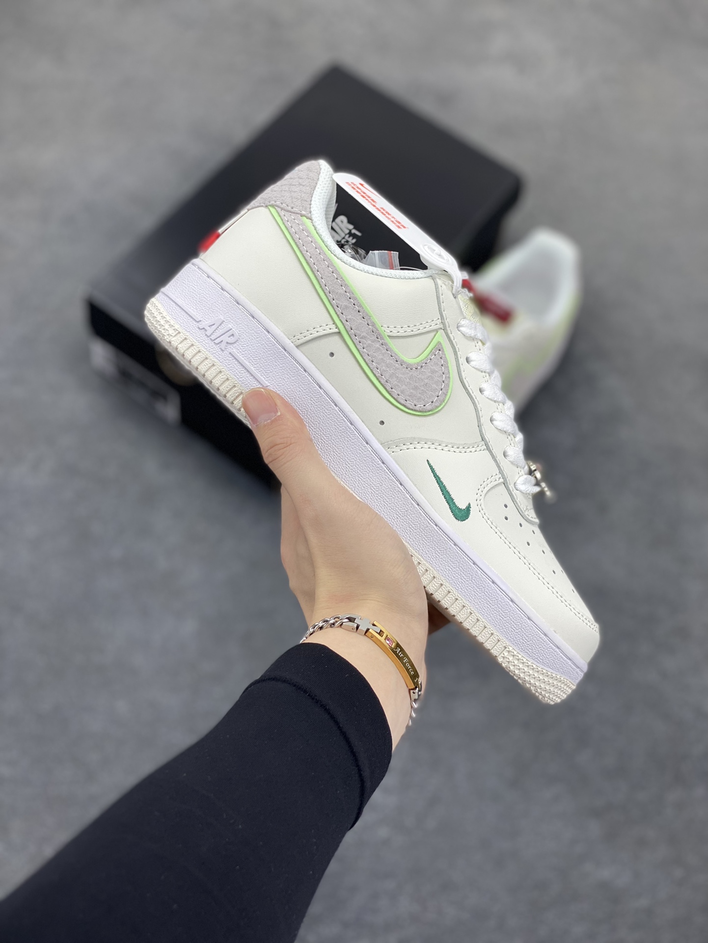 福利特价 Nike Air Force 1 空军一号 休闲板鞋 龙年 原楦头原纸板 打造纯正空军版型#专注外贸渠道 #原盒配件 原厂中底钢印、拉帮完美 货号：FZ5052-131 尺码：36 36.5 37.5 38 38.5 39 40 40.5 41 42 42.5 43 44 44.5 45-选品中心
