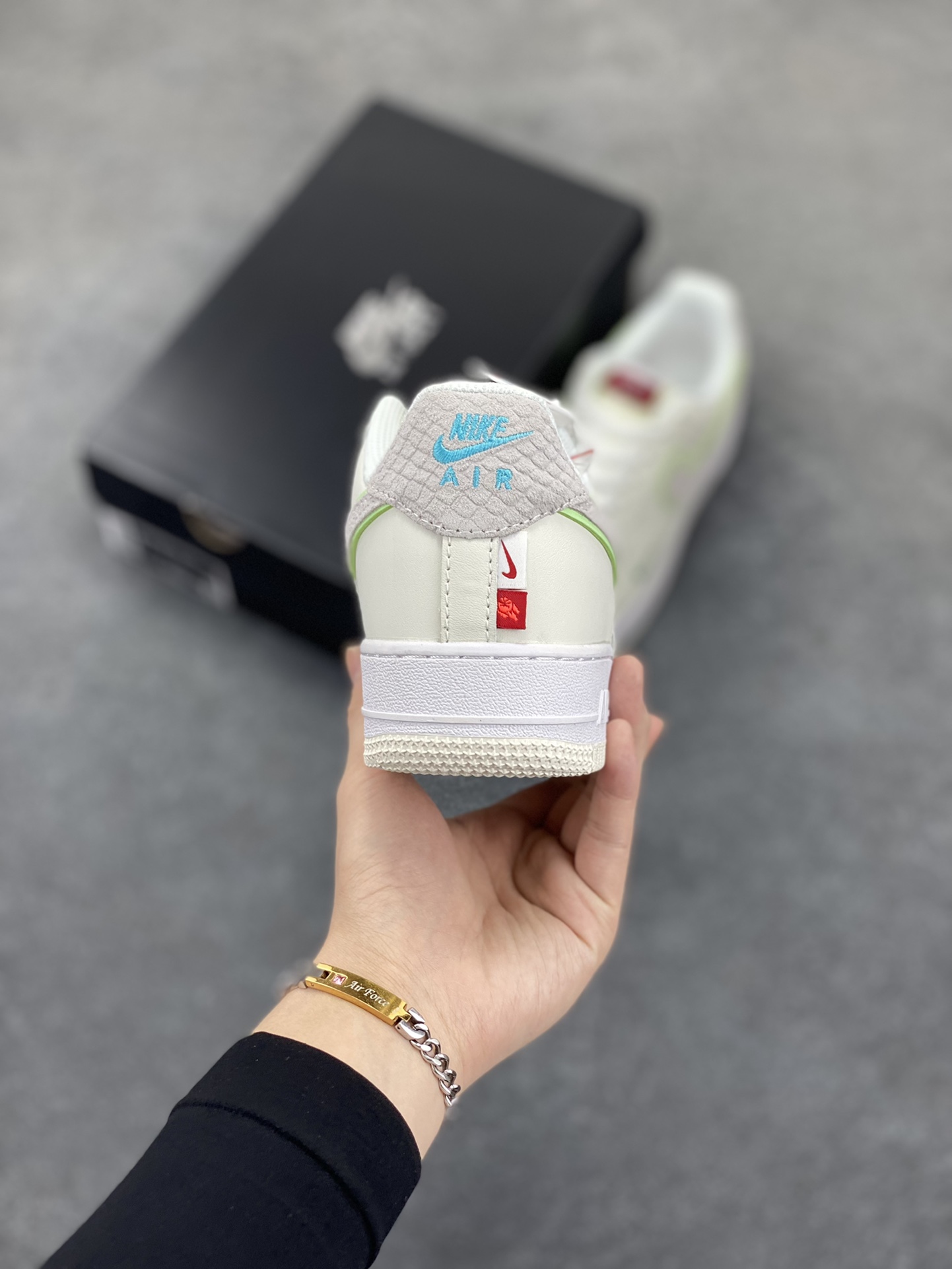 图片[4]-福利特价 Nike Air Force 1 空军一号 休闲板鞋 龙年 原楦头原纸板 打造纯正空军版型#专注外贸渠道 #原盒配件 原厂中底钢印、拉帮完美 货号：FZ5052-131 尺码：36 36.5 37.5 38 38.5 39 40 40.5 41 42 42.5 43 44 44.5 45-选品中心