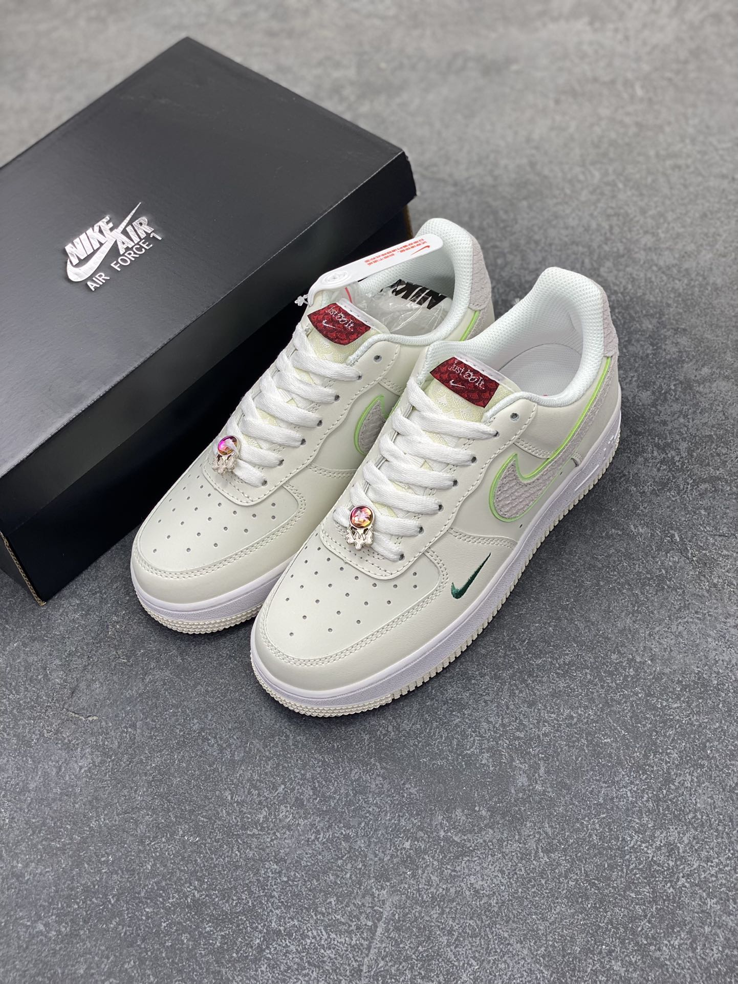 图片[8]-福利特价 Nike Air Force 1 空军一号 休闲板鞋 龙年 原楦头原纸板 打造纯正空军版型#专注外贸渠道 #原盒配件 原厂中底钢印、拉帮完美 货号：FZ5052-131 尺码：36 36.5 37.5 38 38.5 39 40 40.5 41 42 42.5 43 44 44.5 45-选品中心