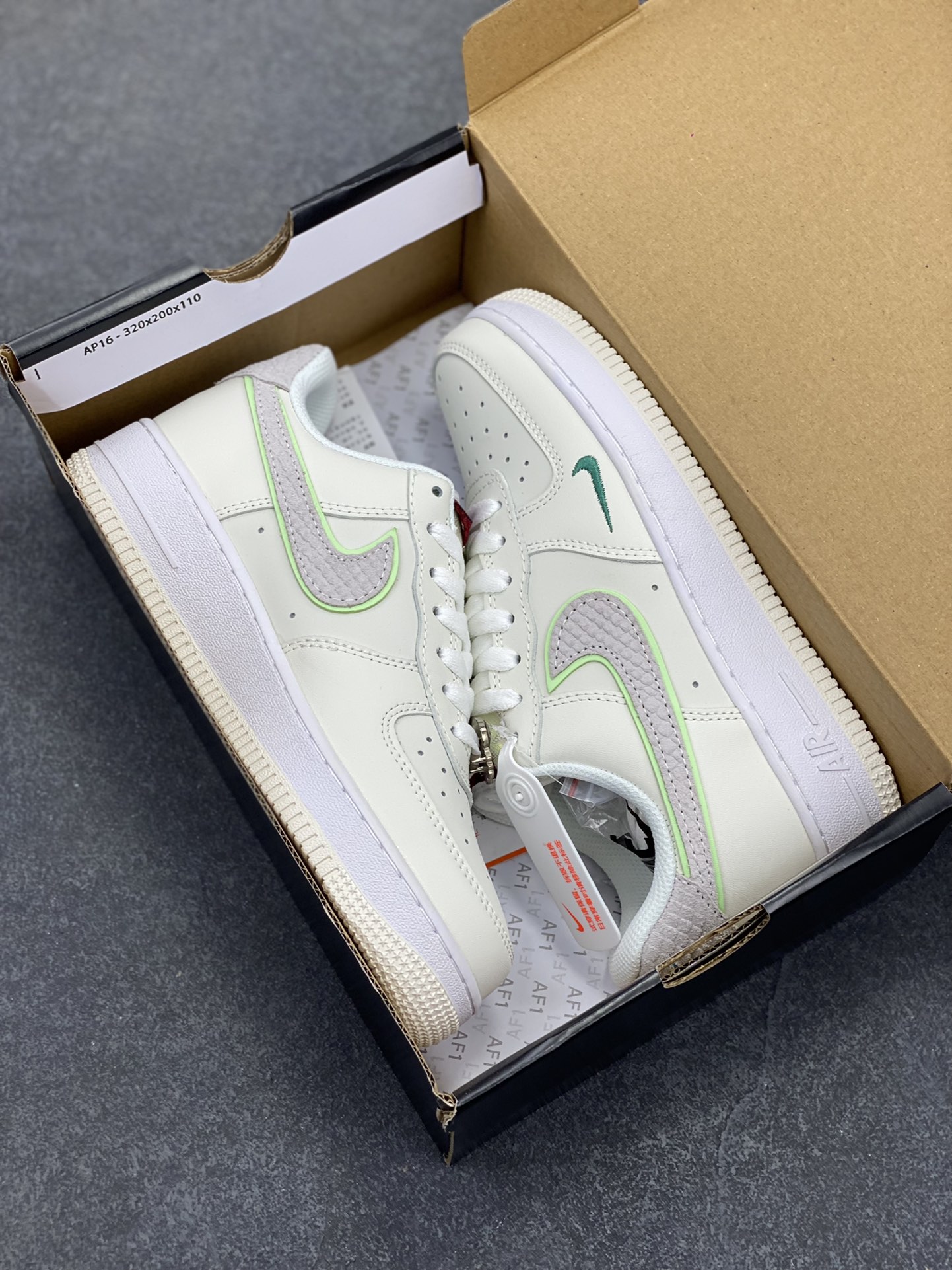 图片[9]-福利特价 Nike Air Force 1 空军一号 休闲板鞋 龙年 原楦头原纸板 打造纯正空军版型#专注外贸渠道 #原盒配件 原厂中底钢印、拉帮完美 货号：FZ5052-131 尺码：36 36.5 37.5 38 38.5 39 40 40.5 41 42 42.5 43 44 44.5 45-选品中心