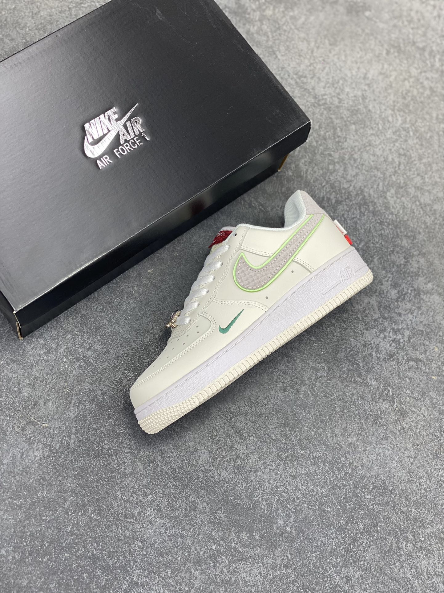 图片[7]-福利特价 Nike Air Force 1 空军一号 休闲板鞋 龙年 原楦头原纸板 打造纯正空军版型#专注外贸渠道 #原盒配件 原厂中底钢印、拉帮完美 货号：FZ5052-131 尺码：36 36.5 37.5 38 38.5 39 40 40.5 41 42 42.5 43 44 44.5 45-选品中心