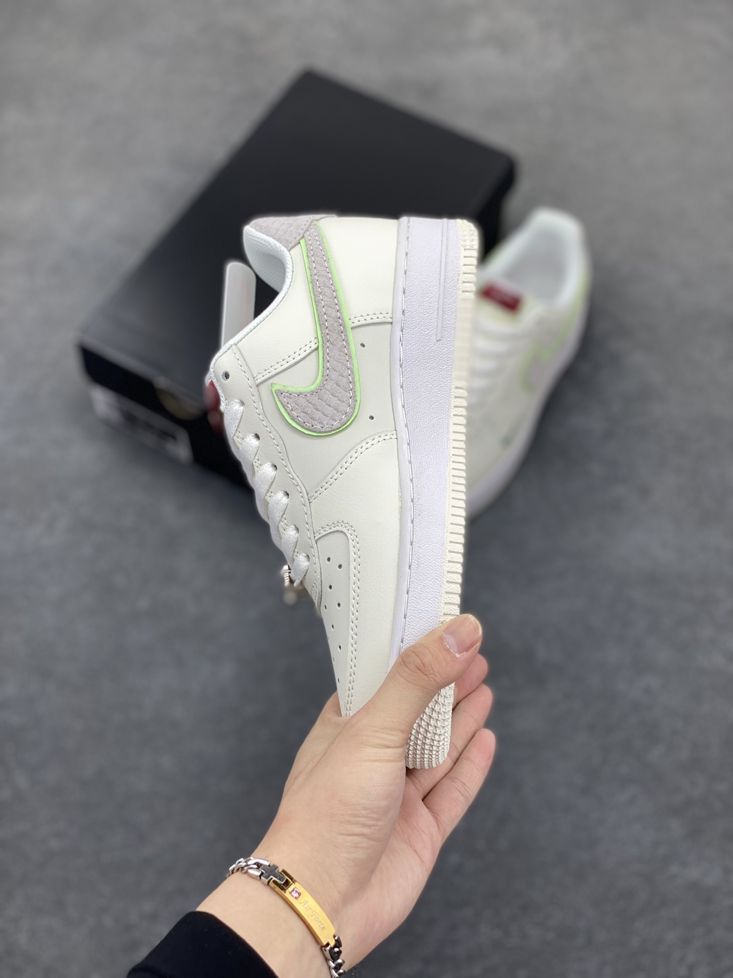 图片[3]-福利特价 Nike Air Force 1 空军一号 休闲板鞋 龙年 原楦头原纸板 打造纯正空军版型#专注外贸渠道 #原盒配件 原厂中底钢印、拉帮完美 货号：FZ5052-131 尺码：36 36.5 37.5 38 38.5 39 40 40.5 41 42 42.5 43 44 44.5 45-选品中心