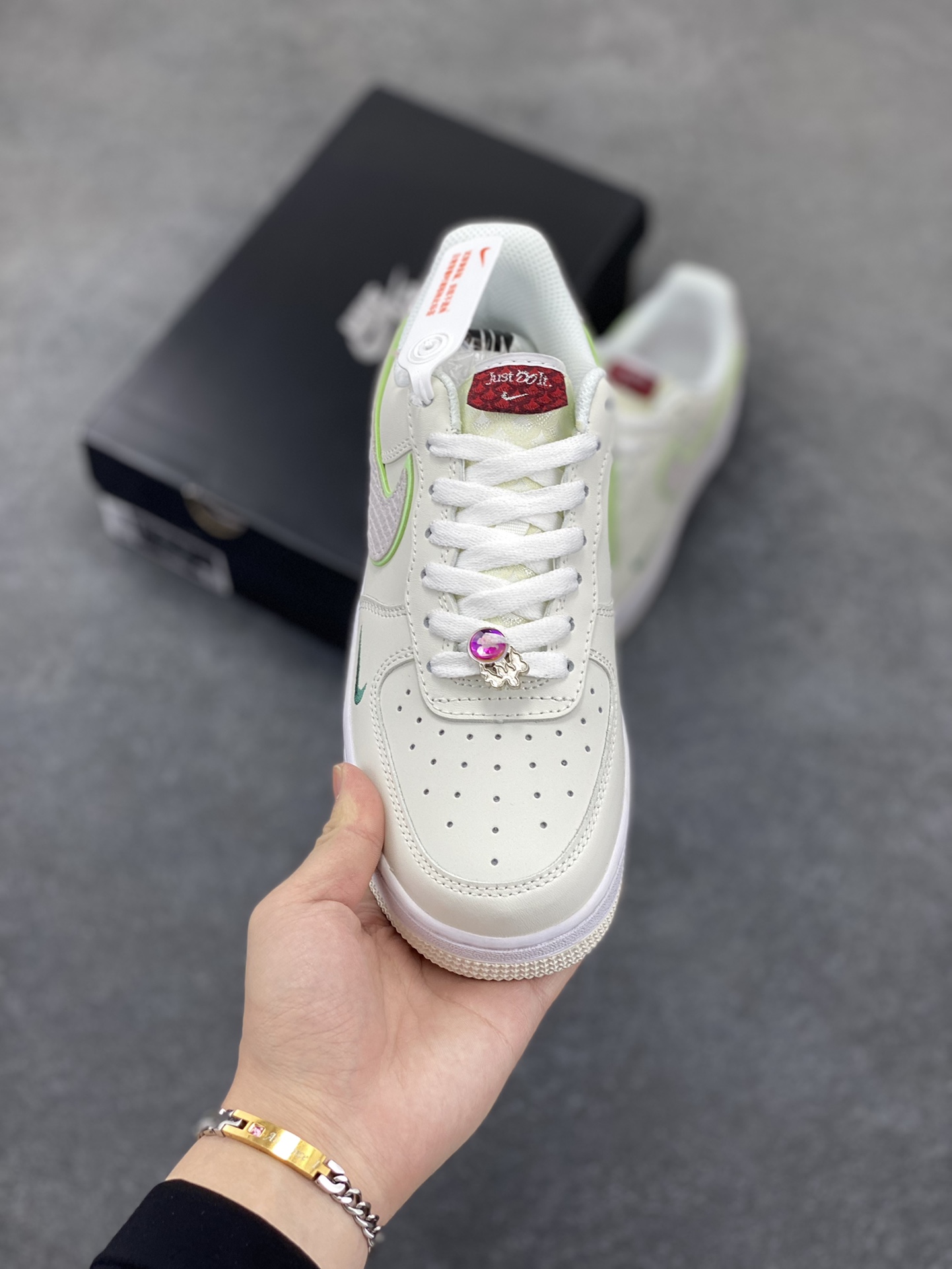 图片[2]-福利特价 Nike Air Force 1 空军一号 休闲板鞋 龙年 原楦头原纸板 打造纯正空军版型#专注外贸渠道 #原盒配件 原厂中底钢印、拉帮完美 货号：FZ5052-131 尺码：36 36.5 37.5 38 38.5 39 40 40.5 41 42 42.5 43 44 44.5 45-选品中心