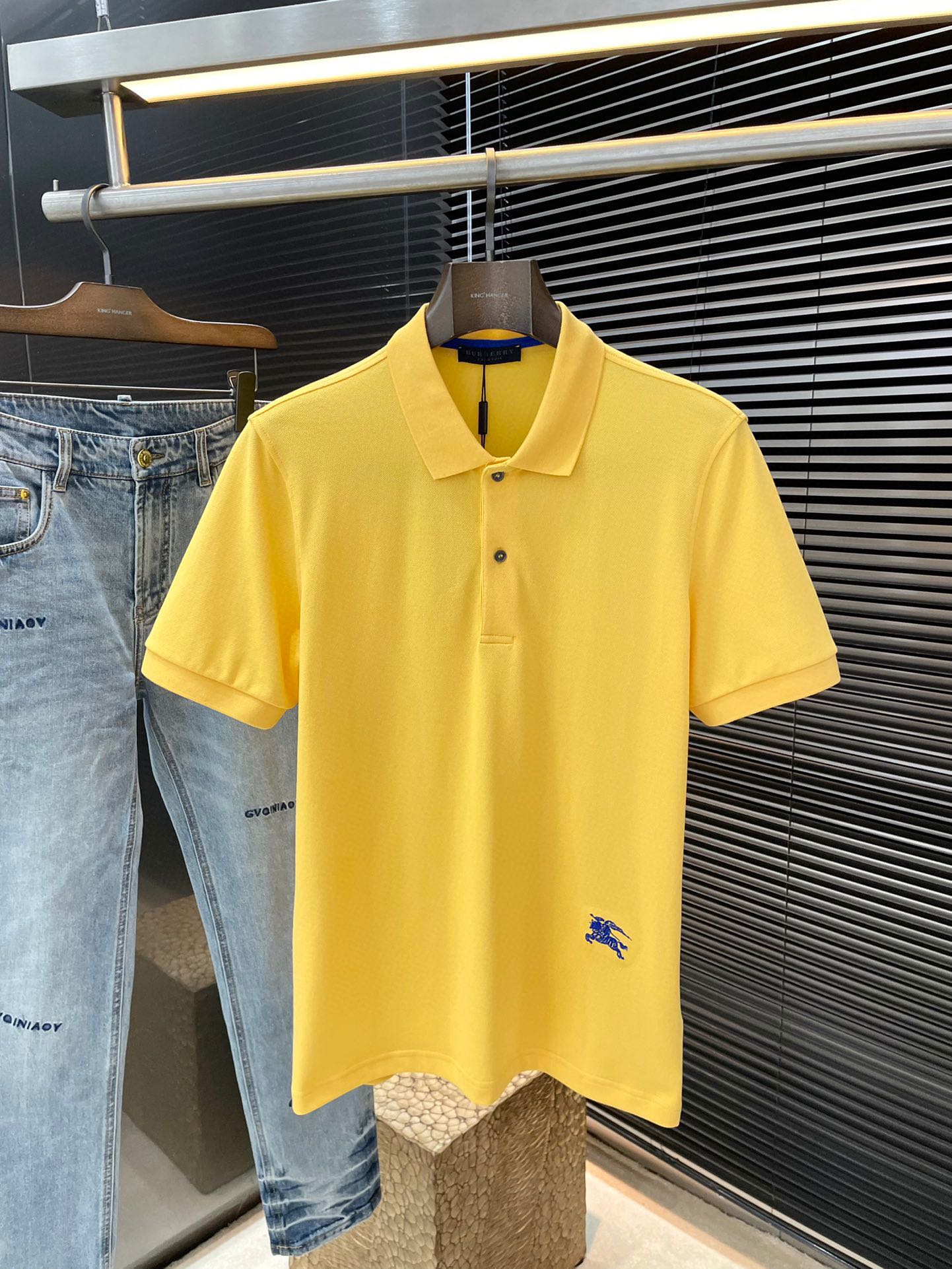 NO:138165,Burberry- (Burberry) The latest POLO short-sleeved sleeves in spring and summer 2025, uses the latest beaded floor fabric, which is resistant to washing and not easy to fade. It has soft touch and soft and comfortable ingredients. Classic design style. Special customization. Simple cutting and splicing reflects the extraordinary craftsmanship of workers and is full of high-end fashion!  The style is quite good and casual and versatile. Size M-3XL, burberry, burberry, T-shirt, alexander wang19860909Burberry-（巴宝莉）2025年春夏最新款POLO短袖,采用最新珠地面料,耐水洗不易掉色,手感柔软、成分柔软舒适 经典设计风格 特殊定制 简单的裁剪方式拼接,体现出工人不凡的工艺,高端时尚感十足！版型相当赞休闲百搭款.尺码M-3XL,,burberry,burberry,T-shirt,alexander wang,Men's clothing