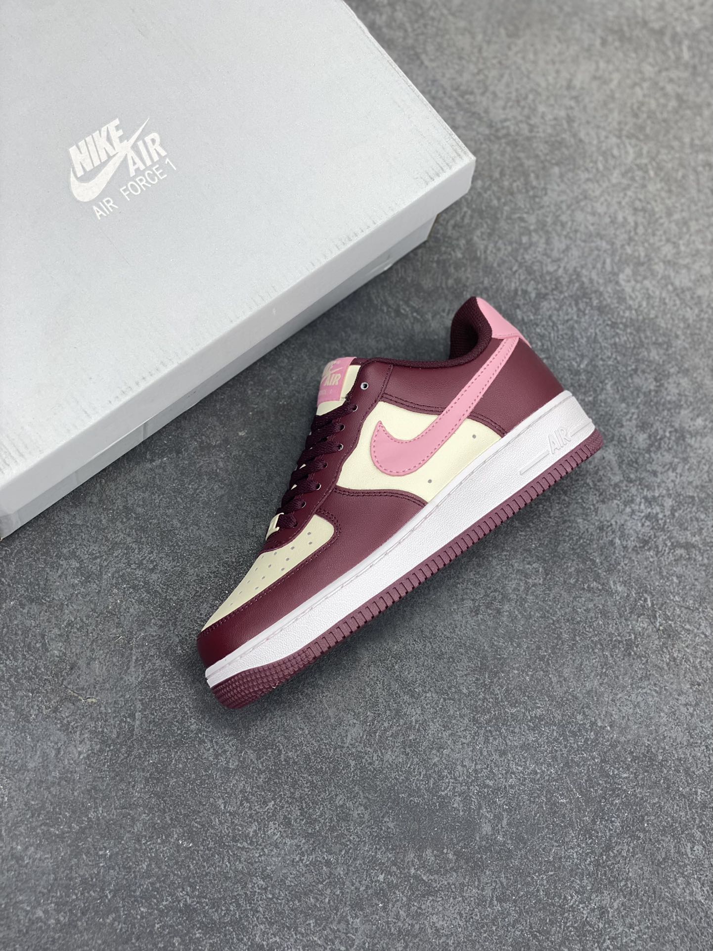 图片[7]-福利特价 Nike Air Force 1‘07 Low 粉红情人节 空军一号低帮休闲板鞋 原楦头原纸板 打造纯正空军版型#专注外贸渠道 全掌内置蜂窝气垫 #原盒配件 原厂中底钢印、拉帮完美 货号：FD9925-161 尺码：36 36.5 37.5 38 38.5 39 40 40.5 41 42 42.5 43 44 44.5 45-选品中心