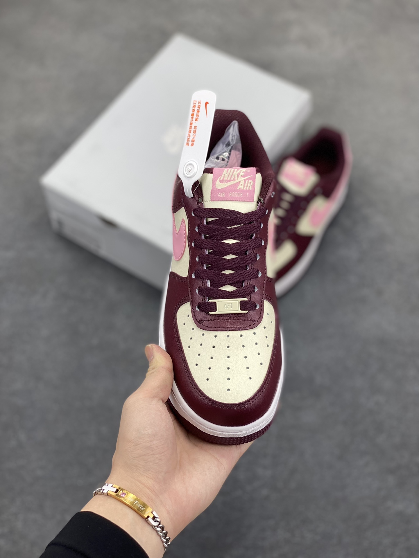 图片[2]-福利特价 Nike Air Force 1‘07 Low 粉红情人节 空军一号低帮休闲板鞋 原楦头原纸板 打造纯正空军版型#专注外贸渠道 全掌内置蜂窝气垫 #原盒配件 原厂中底钢印、拉帮完美 货号：FD9925-161 尺码：36 36.5 37.5 38 38.5 39 40 40.5 41 42 42.5 43 44 44.5 45-选品中心