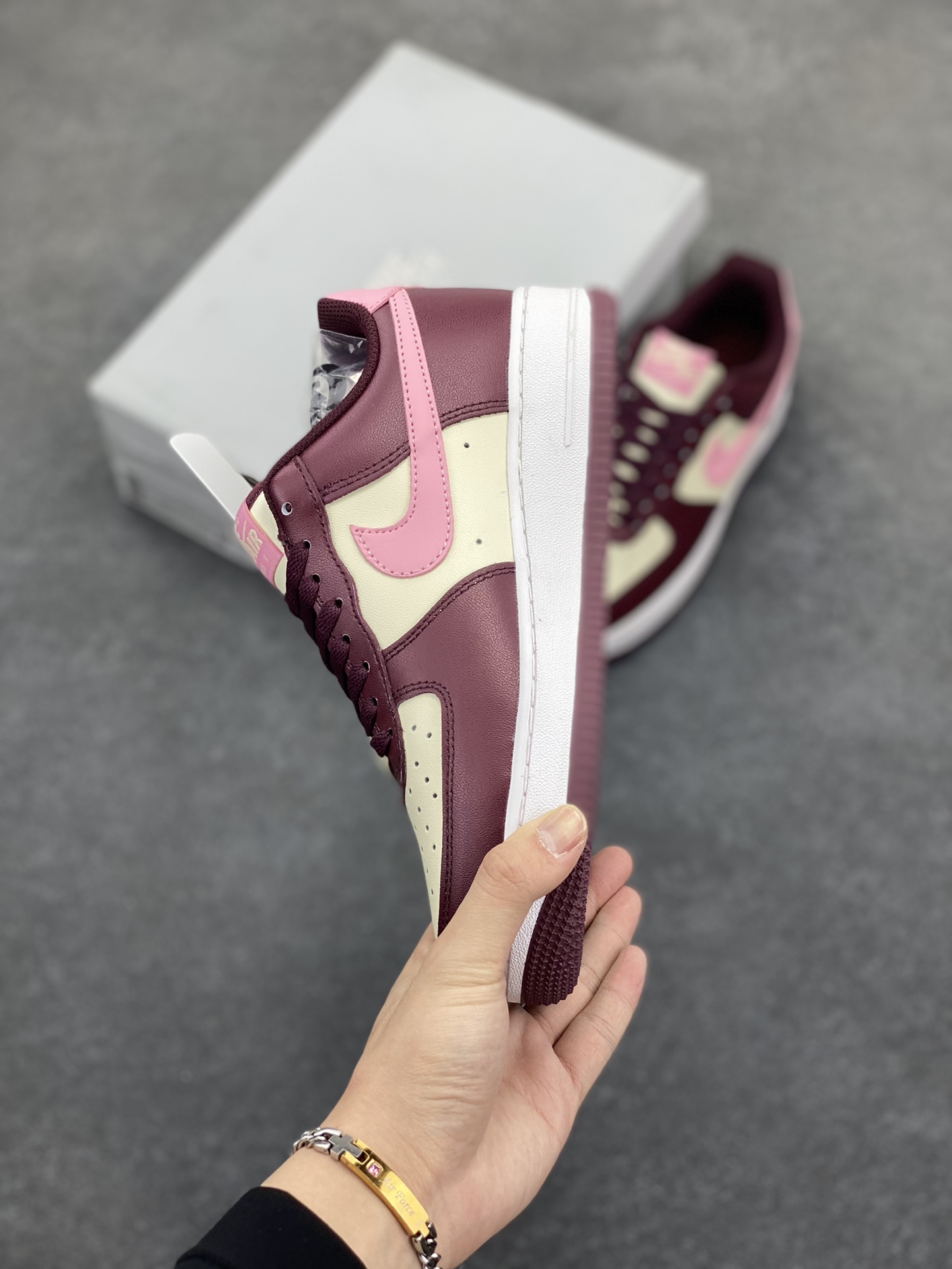 图片[3]-福利特价 Nike Air Force 1‘07 Low 粉红情人节 空军一号低帮休闲板鞋 原楦头原纸板 打造纯正空军版型#专注外贸渠道 全掌内置蜂窝气垫 #原盒配件 原厂中底钢印、拉帮完美 货号：FD9925-161 尺码：36 36.5 37.5 38 38.5 39 40 40.5 41 42 42.5 43 44 44.5 45-选品中心