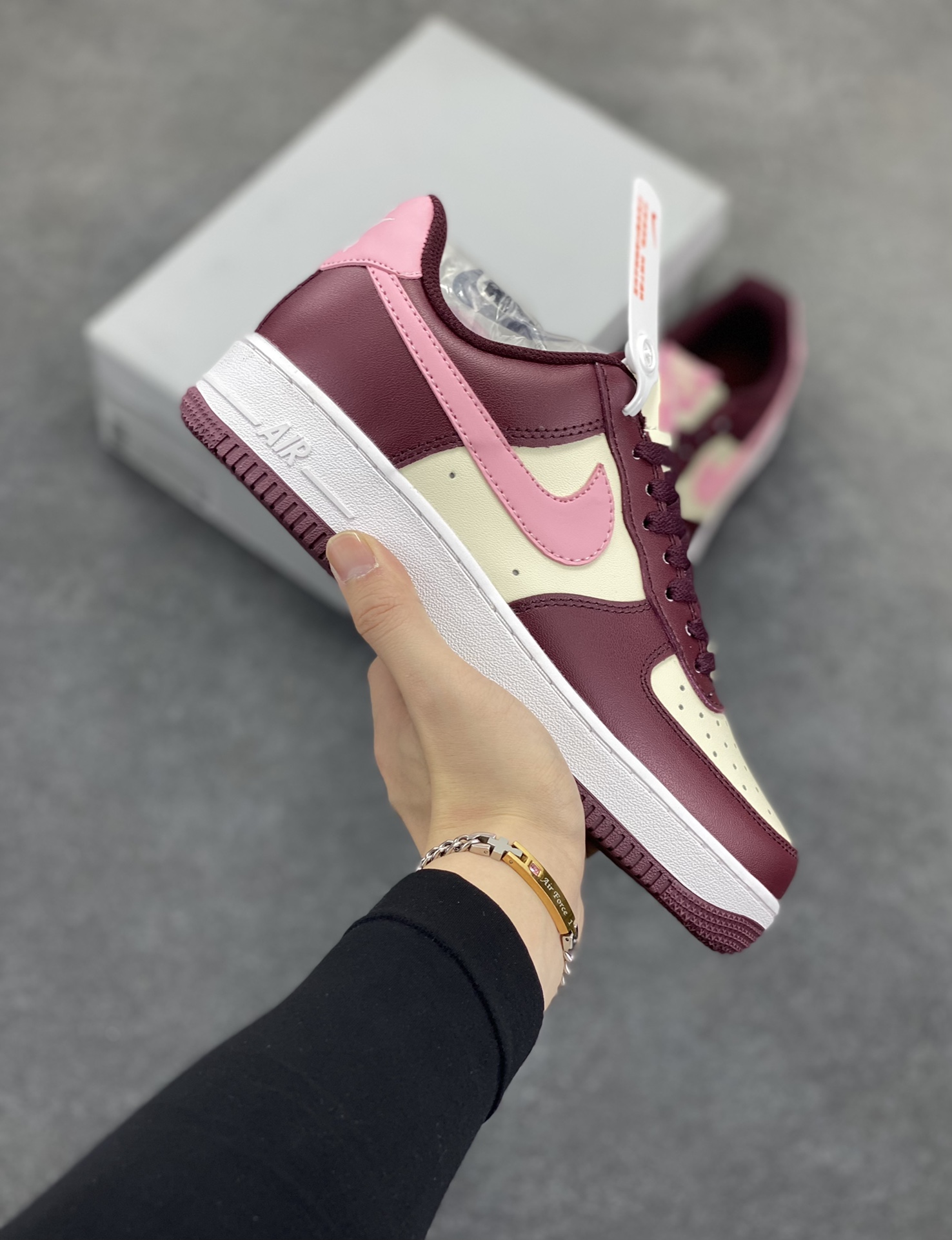 福利特价 Nike Air Force 1‘07 Low 粉红情人节 空军一号低帮休闲板鞋 原楦头原纸板 打造纯正空军版型#专注外贸渠道 全掌内置蜂窝气垫 #原盒配件 原厂中底钢印、拉帮完美 货号：FD9925-161 尺码：36 36.5 37.5 38 38.5 39 40 40.5 41 42 42.5 43 44 44.5 45-选品中心