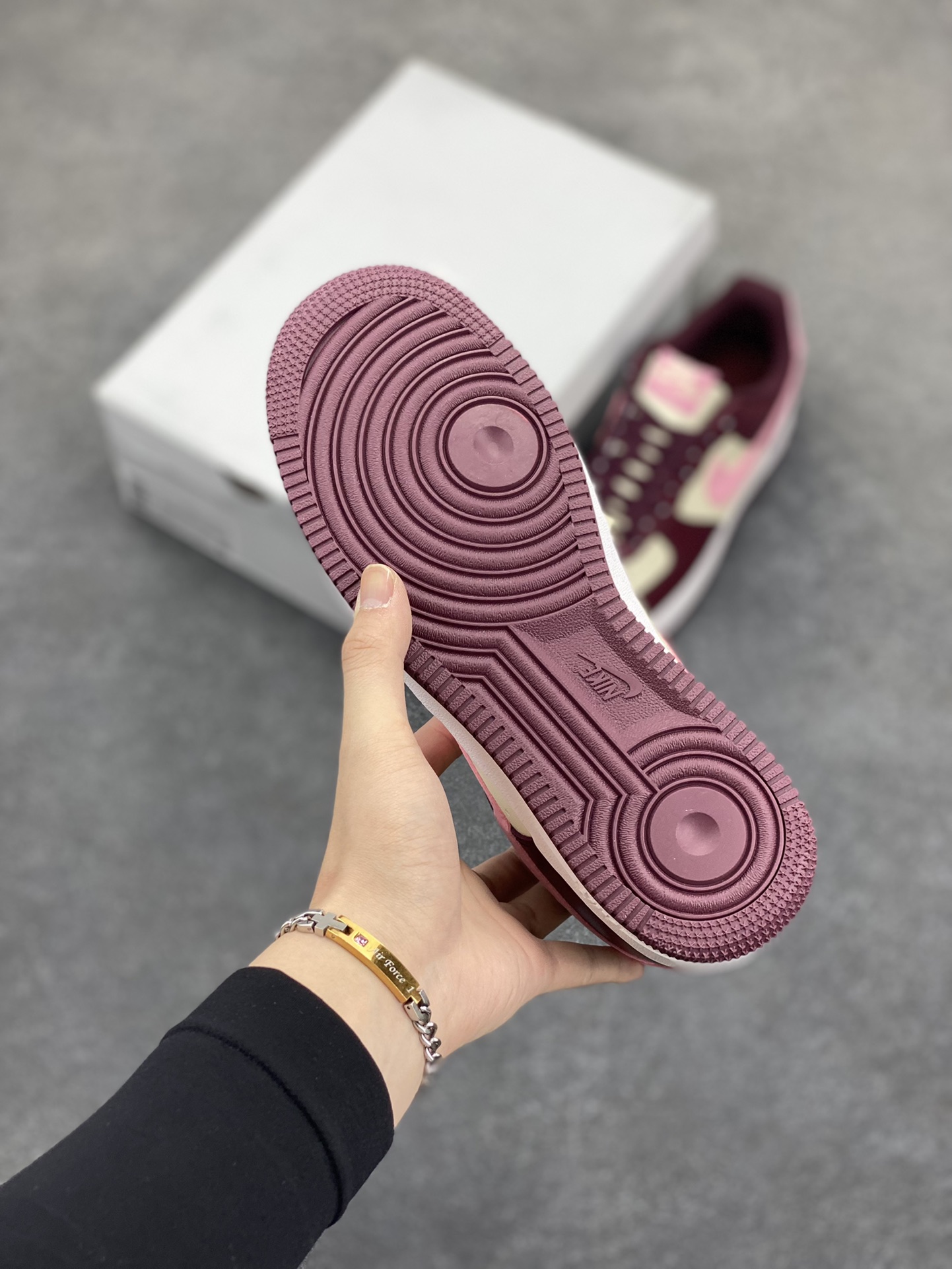 图片[5]-福利特价 Nike Air Force 1‘07 Low 粉红情人节 空军一号低帮休闲板鞋 原楦头原纸板 打造纯正空军版型#专注外贸渠道 全掌内置蜂窝气垫 #原盒配件 原厂中底钢印、拉帮完美 货号：FD9925-161 尺码：36 36.5 37.5 38 38.5 39 40 40.5 41 42 42.5 43 44 44.5 45-选品中心