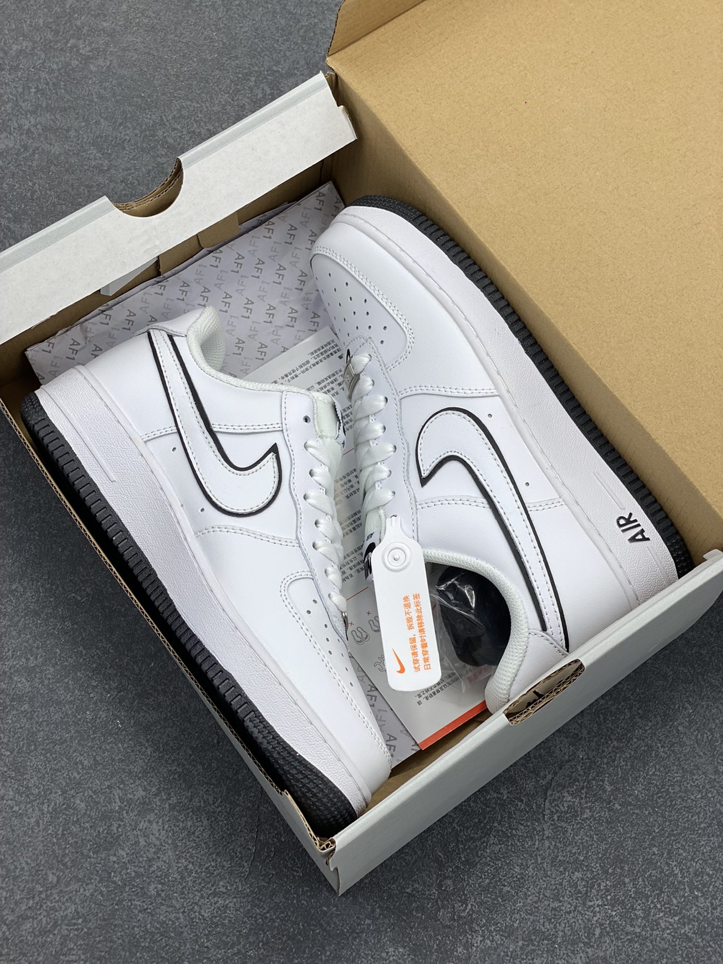 图片[9]-福利特价 Nike Air Force 1 Low 白黑边 空军一号低帮运动休闲板鞋 原楦头原纸板 打造纯正空军版型 专注外贸渠道 全掌内置蜂窝气垫 原盒配件 原厂中底钢印、拉帮完美 货号：DV0788-103 尺码：36 36.5 37.5 38 38.5 39 40 40.5 41 42 42.5 43 44 44.5 45-选品中心