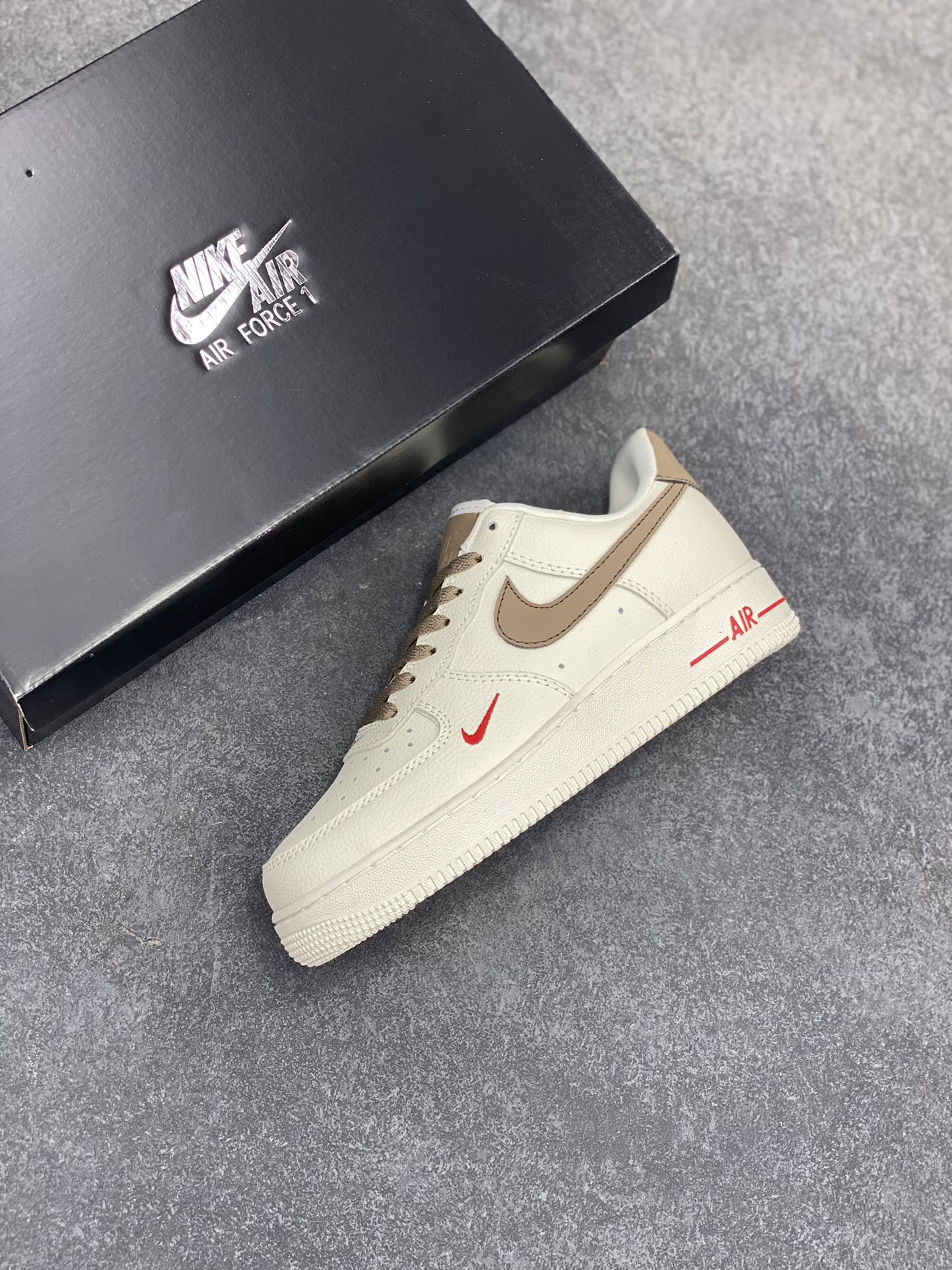 图片[7]-福利特价 Nike Air Force 1 Low ID 空军一号 经典低帮“奶白浅褐咖啡勾” #原楦头原纸板 打造最纯正空军版型 #专注外贸渠道 全掌内置气垫 #原盒配件 中底钢印俱全 货号：808788-996 尺码：36 36.5 37.5 38 38.5 39 40 40.5 41 42 42.5 43 44 44.5 45-选品中心