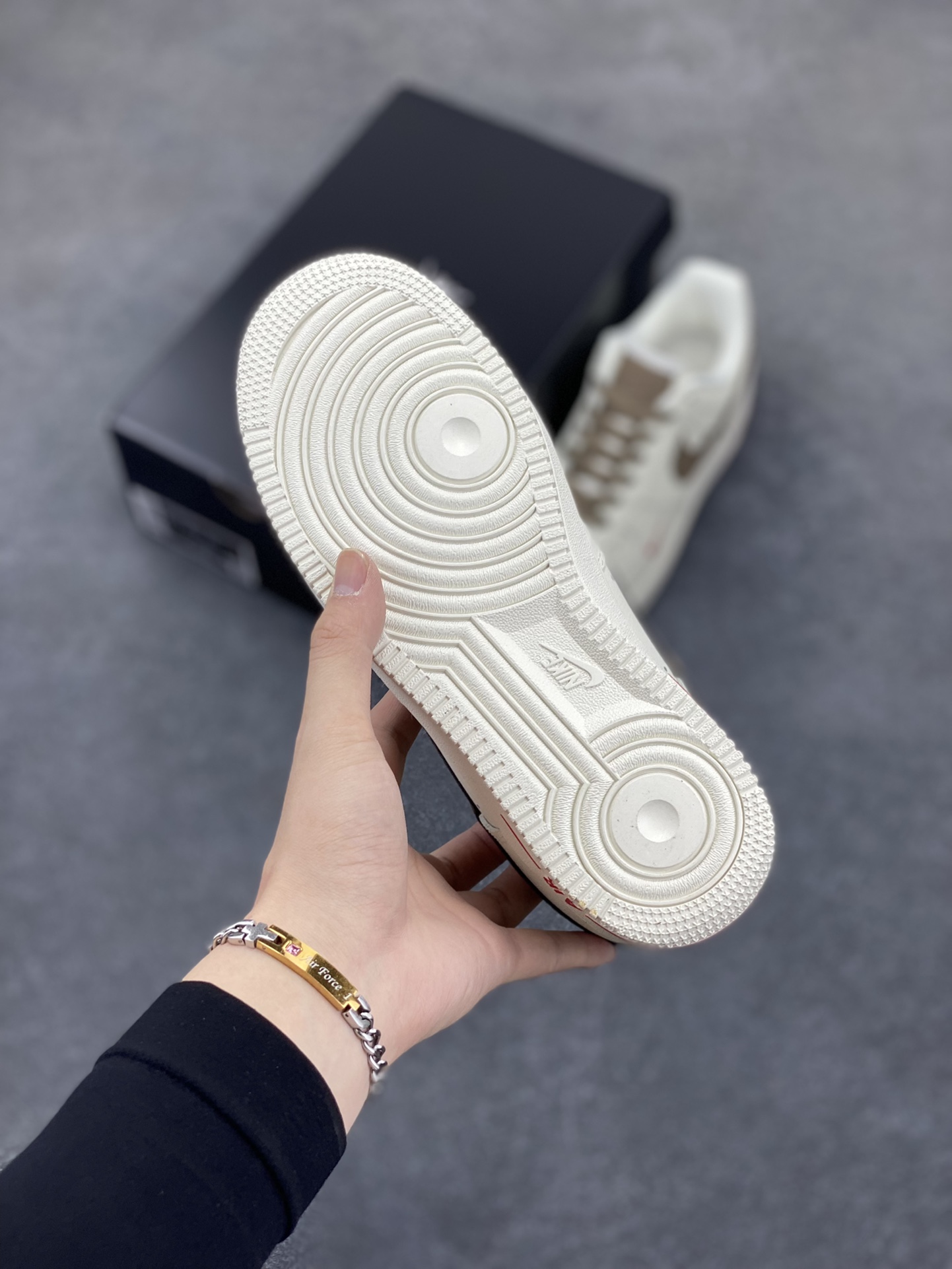 图片[5]-福利特价 Nike Air Force 1 Low ID 空军一号 经典低帮“奶白浅褐咖啡勾” #原楦头原纸板 打造最纯正空军版型 #专注外贸渠道 全掌内置气垫 #原盒配件 中底钢印俱全 货号：808788-996 尺码：36 36.5 37.5 38 38.5 39 40 40.5 41 42 42.5 43 44 44.5 45-选品中心