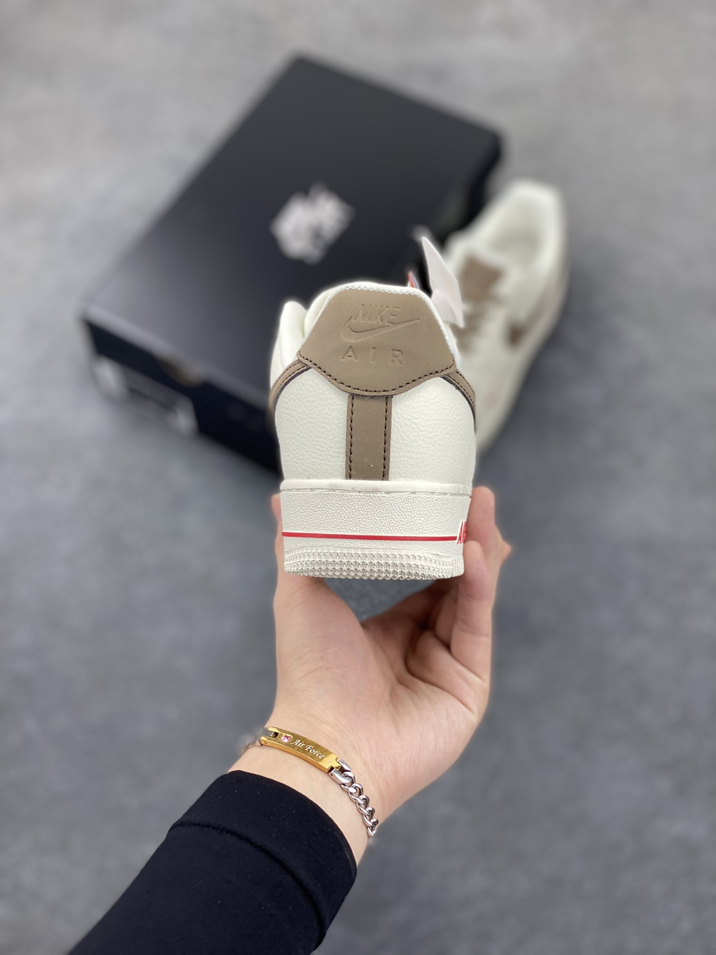 图片[4]-福利特价 Nike Air Force 1 Low ID 空军一号 经典低帮“奶白浅褐咖啡勾” #原楦头原纸板 打造最纯正空军版型 #专注外贸渠道 全掌内置气垫 #原盒配件 中底钢印俱全 货号：808788-996 尺码：36 36.5 37.5 38 38.5 39 40 40.5 41 42 42.5 43 44 44.5 45-选品中心