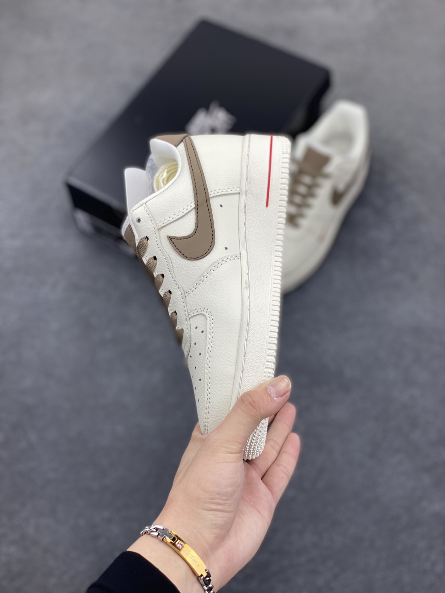 图片[3]-福利特价 Nike Air Force 1 Low ID 空军一号 经典低帮“奶白浅褐咖啡勾” #原楦头原纸板 打造最纯正空军版型 #专注外贸渠道 全掌内置气垫 #原盒配件 中底钢印俱全 货号：808788-996 尺码：36 36.5 37.5 38 38.5 39 40 40.5 41 42 42.5 43 44 44.5 45-选品中心