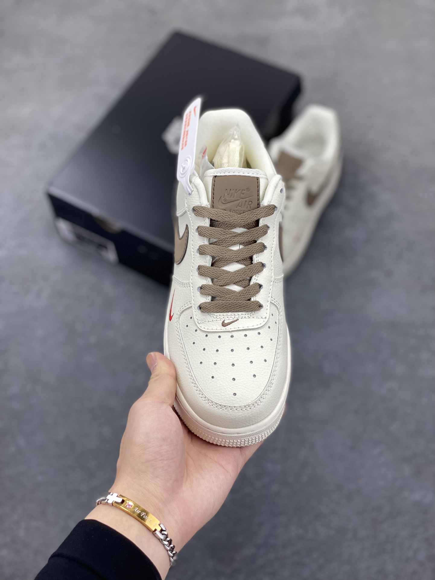 图片[2]-福利特价 Nike Air Force 1 Low ID 空军一号 经典低帮“奶白浅褐咖啡勾” #原楦头原纸板 打造最纯正空军版型 #专注外贸渠道 全掌内置气垫 #原盒配件 中底钢印俱全 货号：808788-996 尺码：36 36.5 37.5 38 38.5 39 40 40.5 41 42 42.5 43 44 44.5 45-选品中心