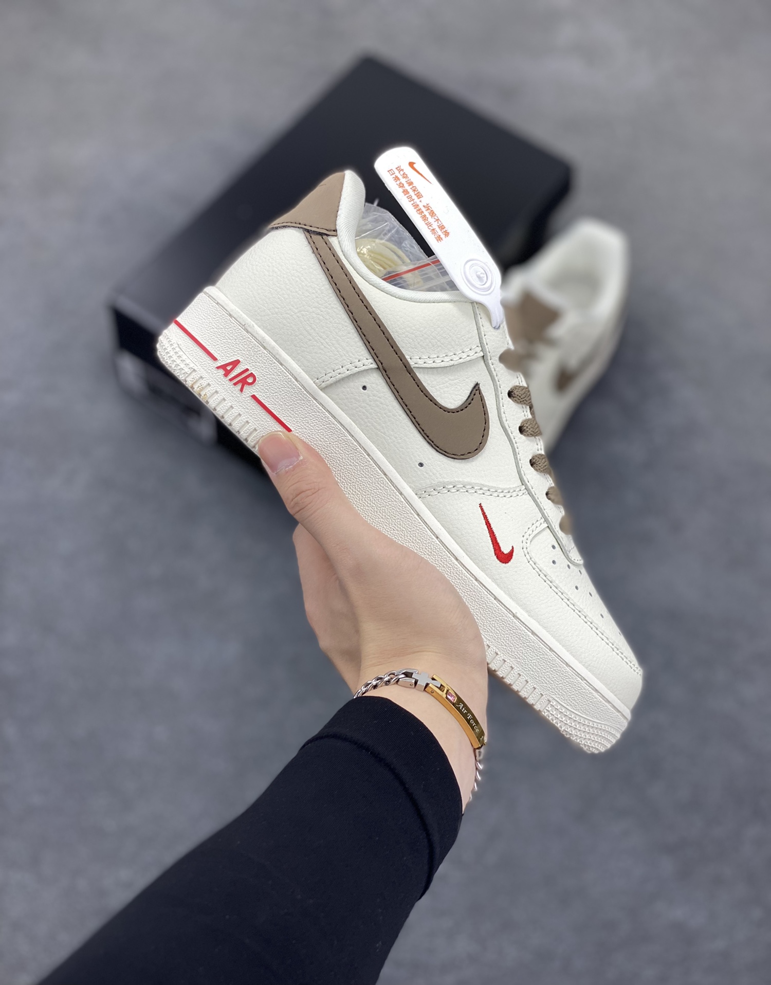 福利特价 Nike Air Force 1 Low ID 空军一号 经典低帮“奶白浅褐咖啡勾” #原楦头原纸板 打造最纯正空军版型 #专注外贸渠道 全掌内置气垫 #原盒配件 中底钢印俱全 货号:808788-996 尺码:36 36.5 37.5 38 38.5 39 40 40.5 41 42 42.5 43 44 44.5 45-选品中心