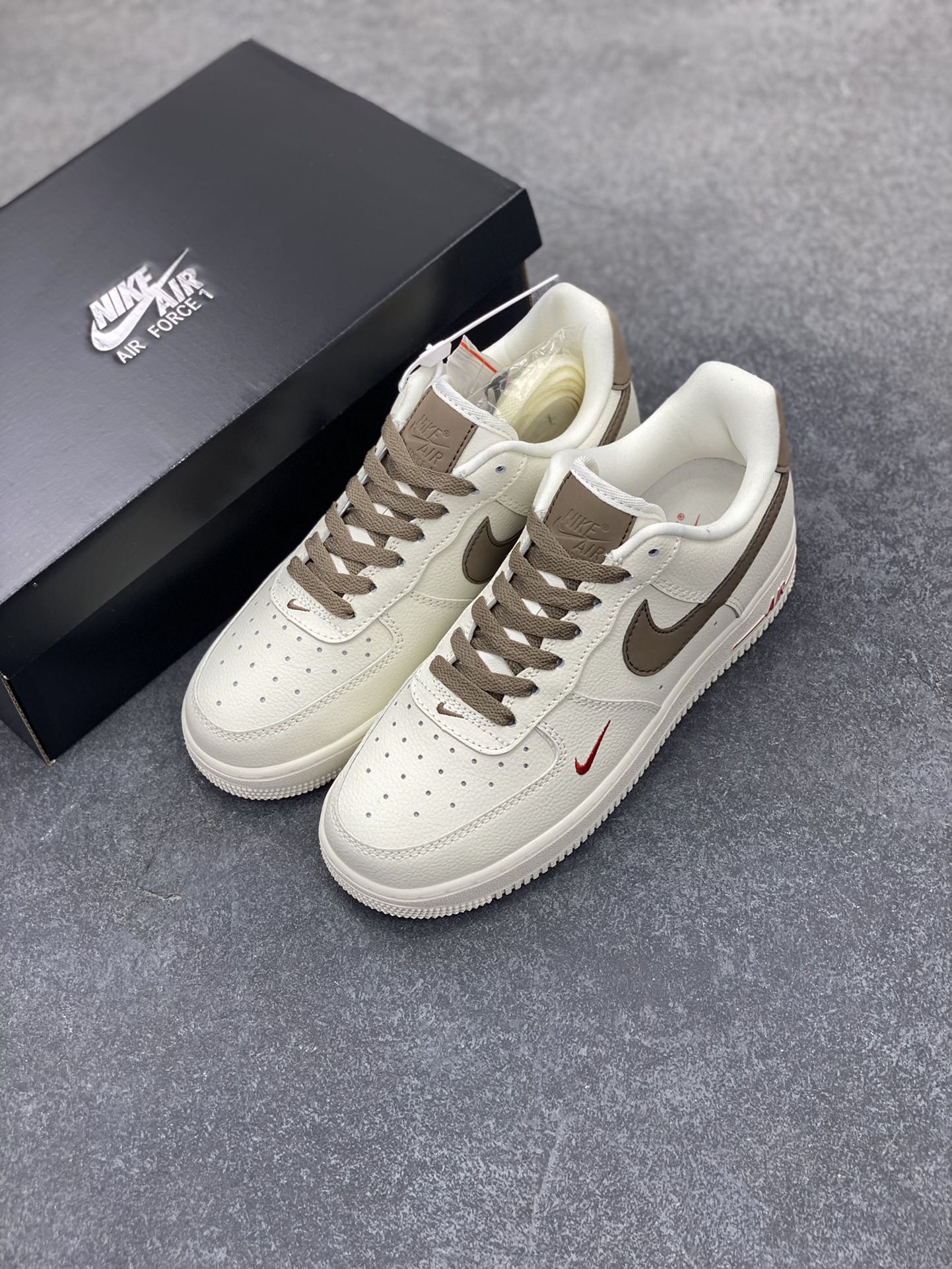 图片[8]-福利特价 Nike Air Force 1 Low ID 空军一号 经典低帮“奶白浅褐咖啡勾” #原楦头原纸板 打造最纯正空军版型 #专注外贸渠道 全掌内置气垫 #原盒配件 中底钢印俱全 货号：808788-996 尺码：36 36.5 37.5 38 38.5 39 40 40.5 41 42 42.5 43 44 44.5 45-选品中心