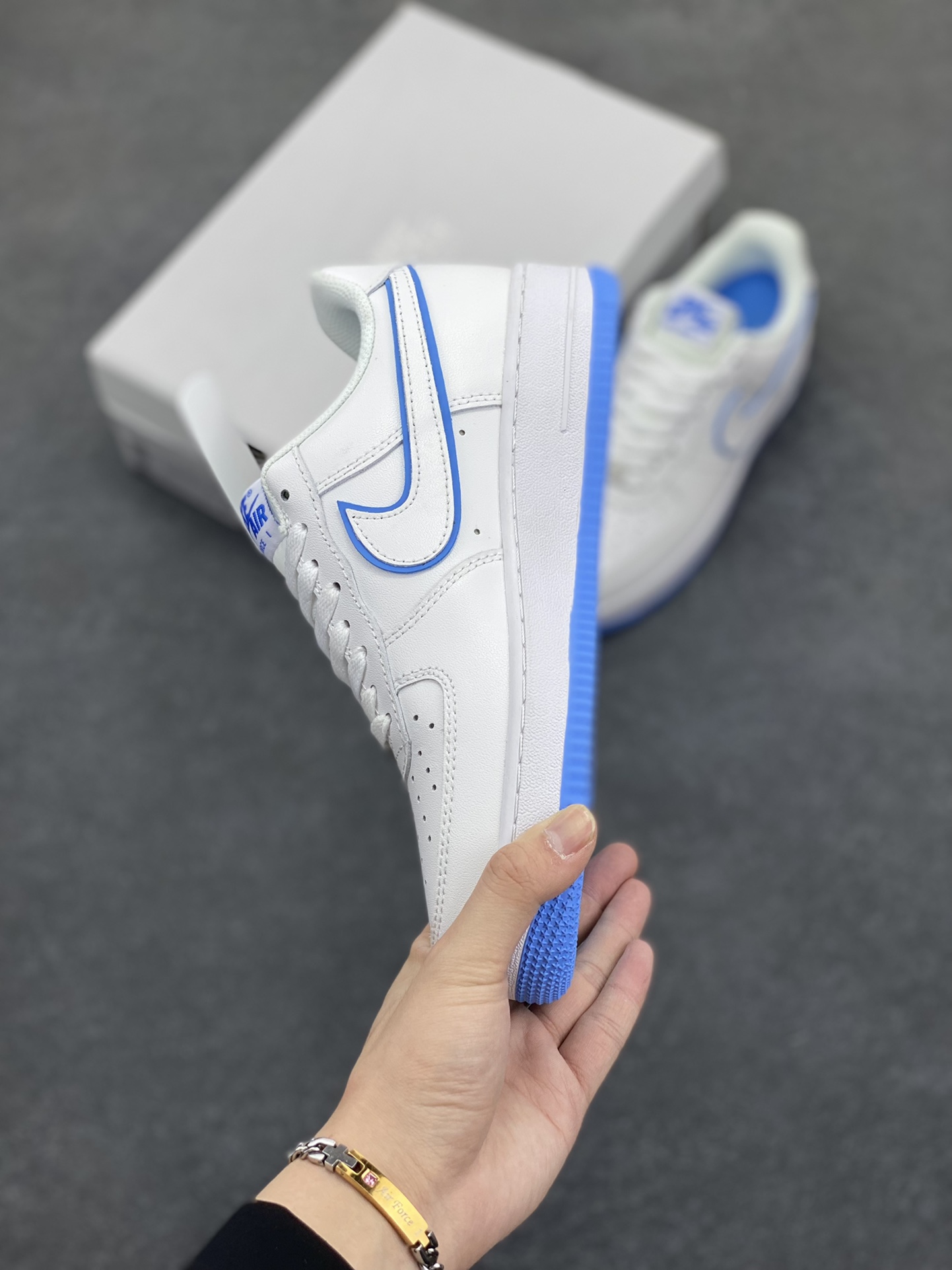 图片[3]-福利特价 Nike Air Force 1 Low 白蓝边 空军一号低帮运动休闲板鞋 原楦头原纸板 打造纯正空军版型 专注外贸渠道 全掌内置蜂窝气垫 原盒配件 原厂中底钢印、拉帮完美 货号：DV0788-101 尺码：36 36.5 37.5 38 38.5 39 40 40.5 41 42 42.5 43 44 44.5 45-选品中心