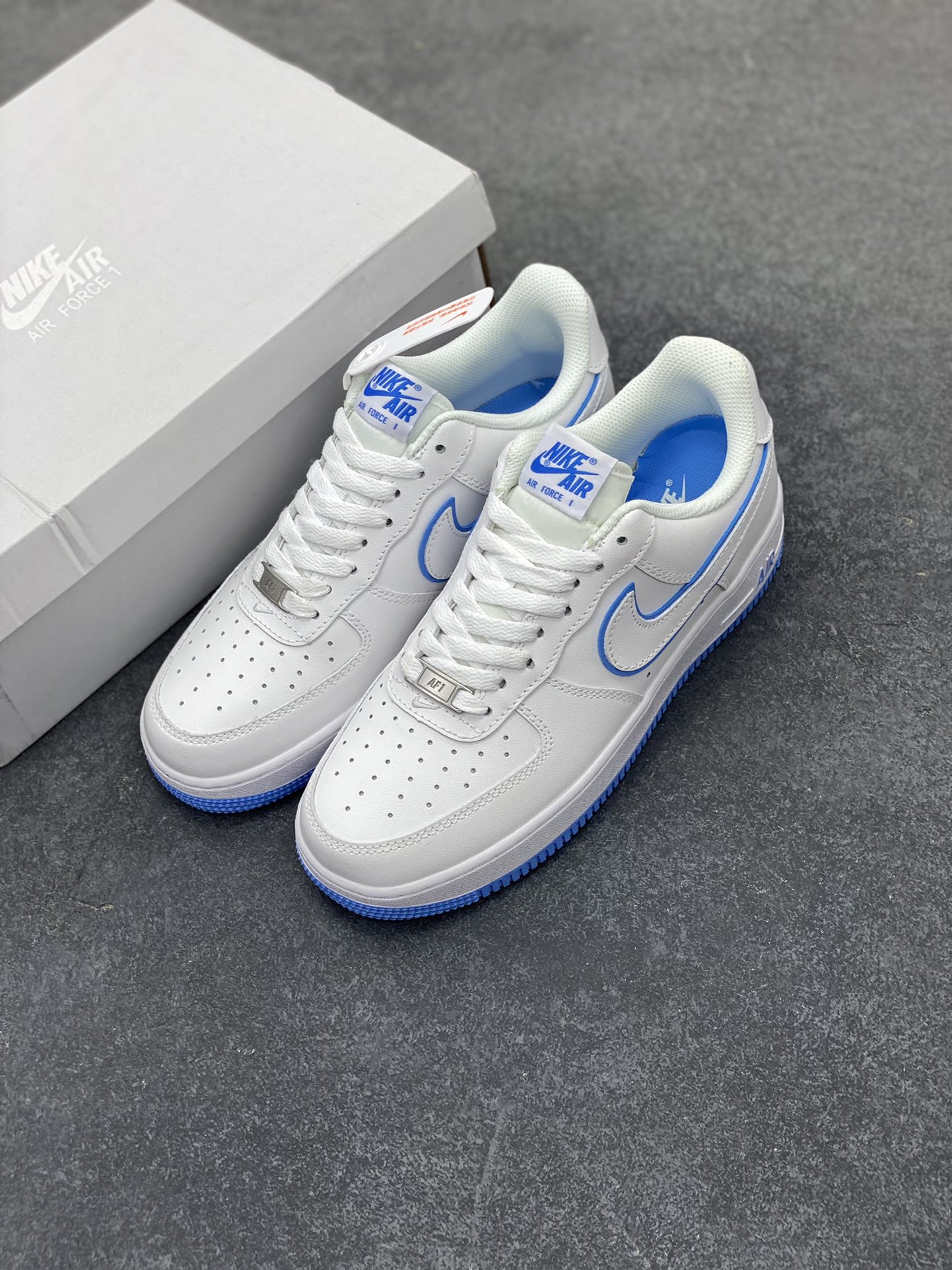 图片[8]-福利特价 Nike Air Force 1 Low 白蓝边 空军一号低帮运动休闲板鞋 原楦头原纸板 打造纯正空军版型 专注外贸渠道 全掌内置蜂窝气垫 原盒配件 原厂中底钢印、拉帮完美 货号：DV0788-101 尺码：36 36.5 37.5 38 38.5 39 40 40.5 41 42 42.5 43 44 44.5 45-选品中心
