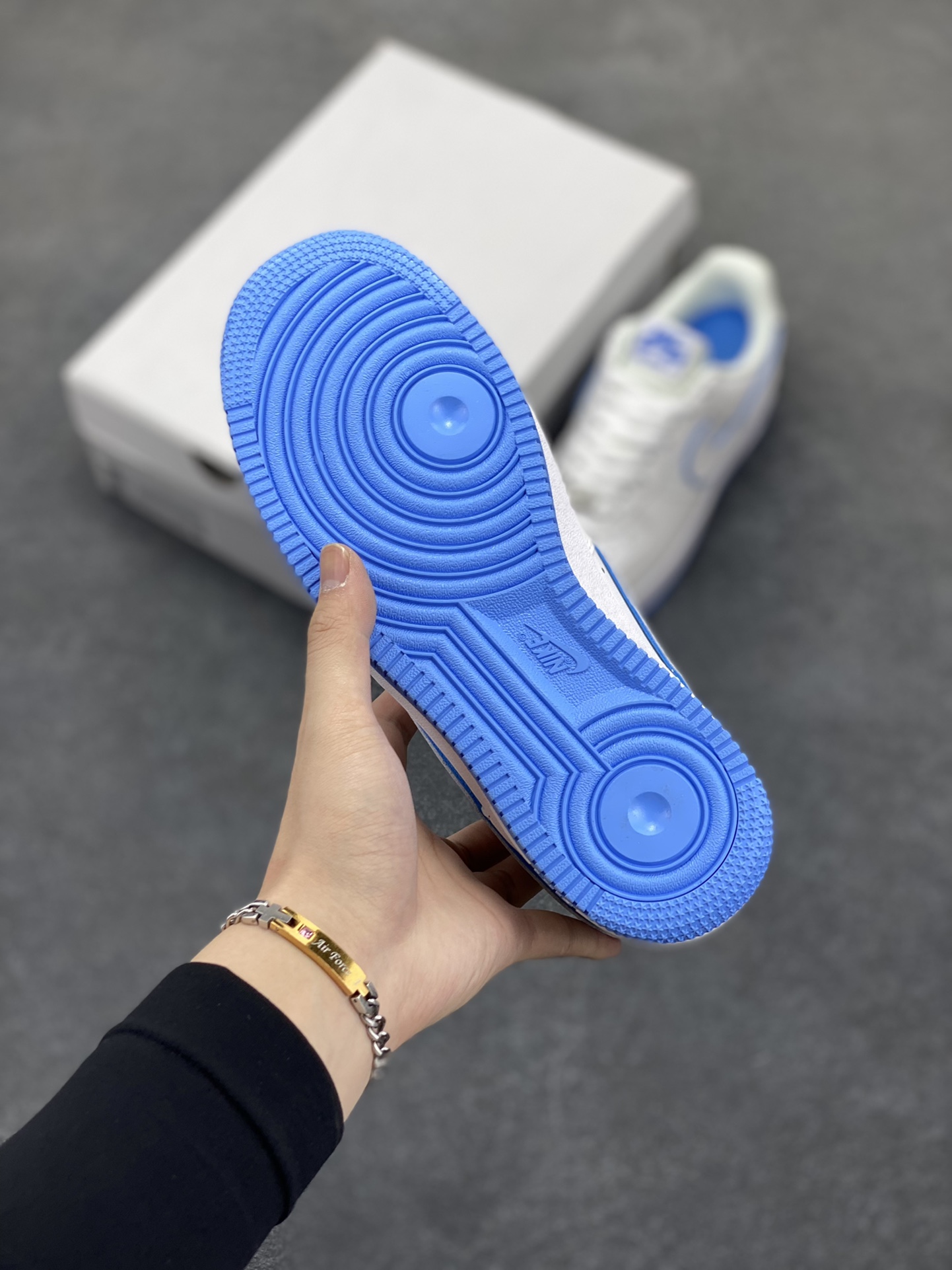 图片[5]-福利特价 Nike Air Force 1 Low 白蓝边 空军一号低帮运动休闲板鞋 原楦头原纸板 打造纯正空军版型 专注外贸渠道 全掌内置蜂窝气垫 原盒配件 原厂中底钢印、拉帮完美 货号：DV0788-101 尺码：36 36.5 37.5 38 38.5 39 40 40.5 41 42 42.5 43 44 44.5 45-选品中心