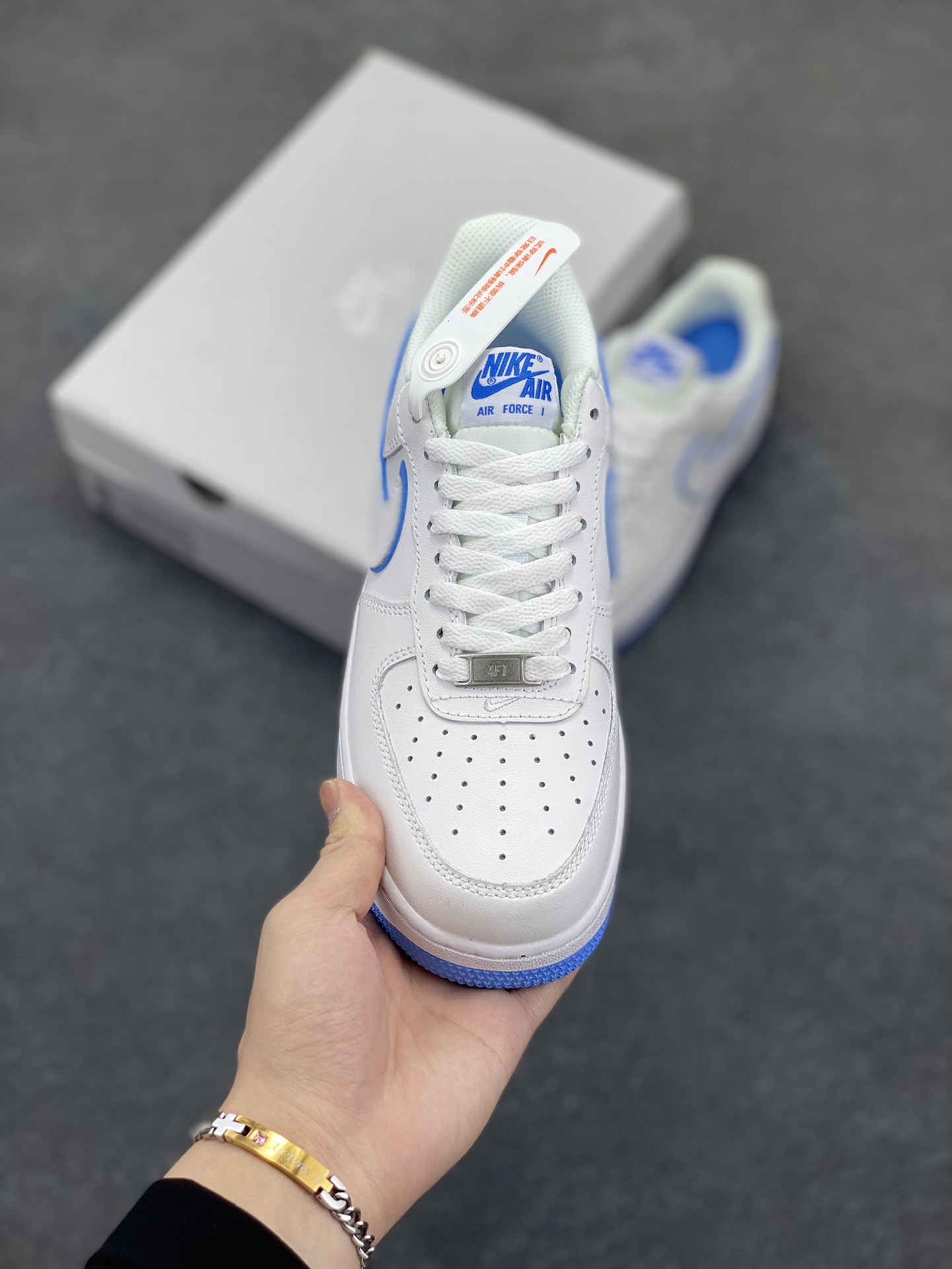 图片[2]-福利特价 Nike Air Force 1 Low 白蓝边 空军一号低帮运动休闲板鞋 原楦头原纸板 打造纯正空军版型 专注外贸渠道 全掌内置蜂窝气垫 原盒配件 原厂中底钢印、拉帮完美 货号：DV0788-101 尺码：36 36.5 37.5 38 38.5 39 40 40.5 41 42 42.5 43 44 44.5 45-选品中心