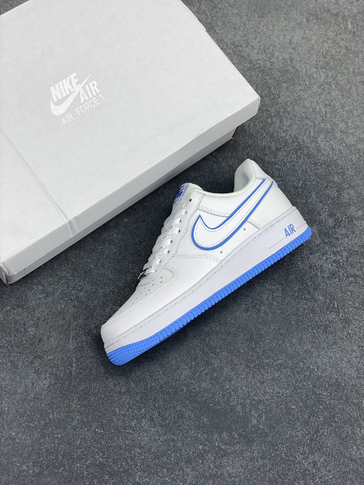 图片[7]-福利特价 Nike Air Force 1 Low 白蓝边 空军一号低帮运动休闲板鞋 原楦头原纸板 打造纯正空军版型 专注外贸渠道 全掌内置蜂窝气垫 原盒配件 原厂中底钢印、拉帮完美 货号：DV0788-101 尺码：36 36.5 37.5 38 38.5 39 40 40.5 41 42 42.5 43 44 44.5 45-选品中心