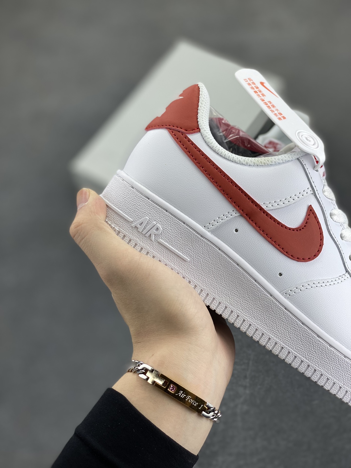 图片[6]-福利特价 Nike Air Force 1 Low 白红勾 空军一号低帮运动休闲板鞋 原楦头原纸板 打造纯正空军版型#专注外贸渠道 全掌内置蜂窝气垫 #原盒配件 原厂中底钢印、拉帮完美 货号：DX5883-102 尺码：36 36.5 37.5 38 38.5 39 40 40.5 41 42 42.5 43 44 44.5 45-选品中心