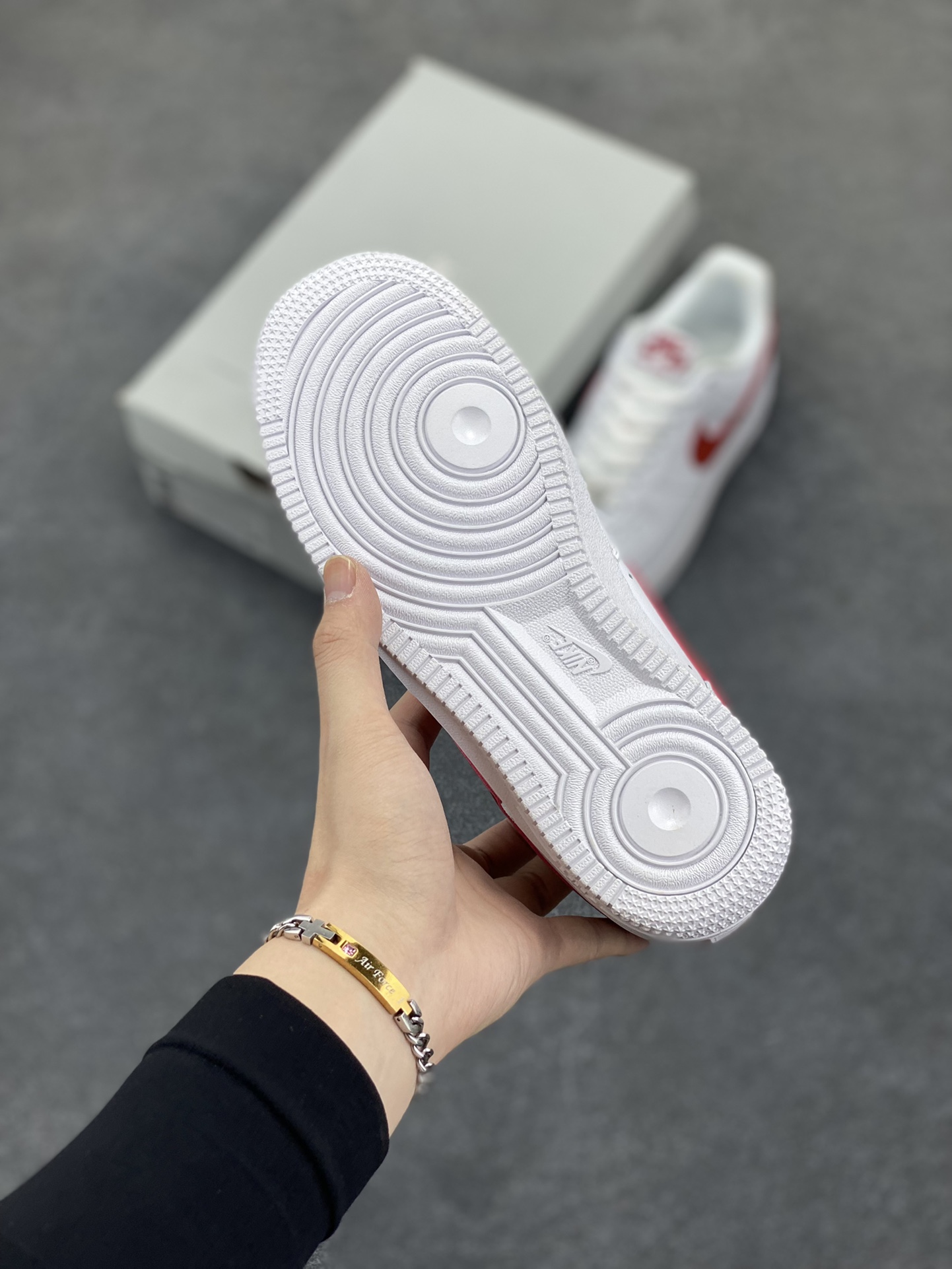 图片[5]-福利特价 Nike Air Force 1 Low 白红勾 空军一号低帮运动休闲板鞋 原楦头原纸板 打造纯正空军版型#专注外贸渠道 全掌内置蜂窝气垫 #原盒配件 原厂中底钢印、拉帮完美 货号：DX5883-102 尺码：36 36.5 37.5 38 38.5 39 40 40.5 41 42 42.5 43 44 44.5 45-选品中心