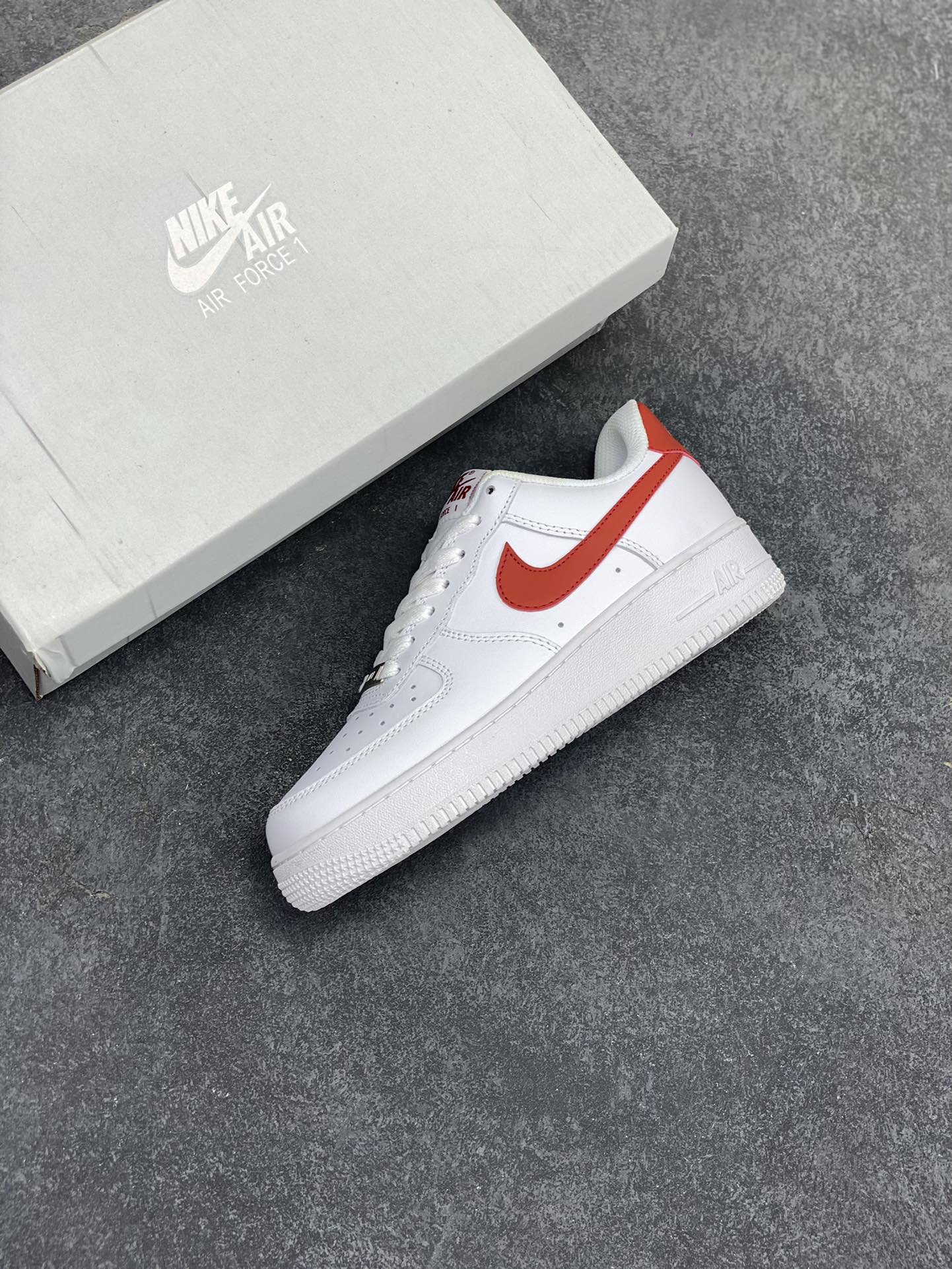 图片[7]-福利特价 Nike Air Force 1 Low 白红勾 空军一号低帮运动休闲板鞋 原楦头原纸板 打造纯正空军版型#专注外贸渠道 全掌内置蜂窝气垫 #原盒配件 原厂中底钢印、拉帮完美 货号：DX5883-102 尺码：36 36.5 37.5 38 38.5 39 40 40.5 41 42 42.5 43 44 44.5 45-选品中心