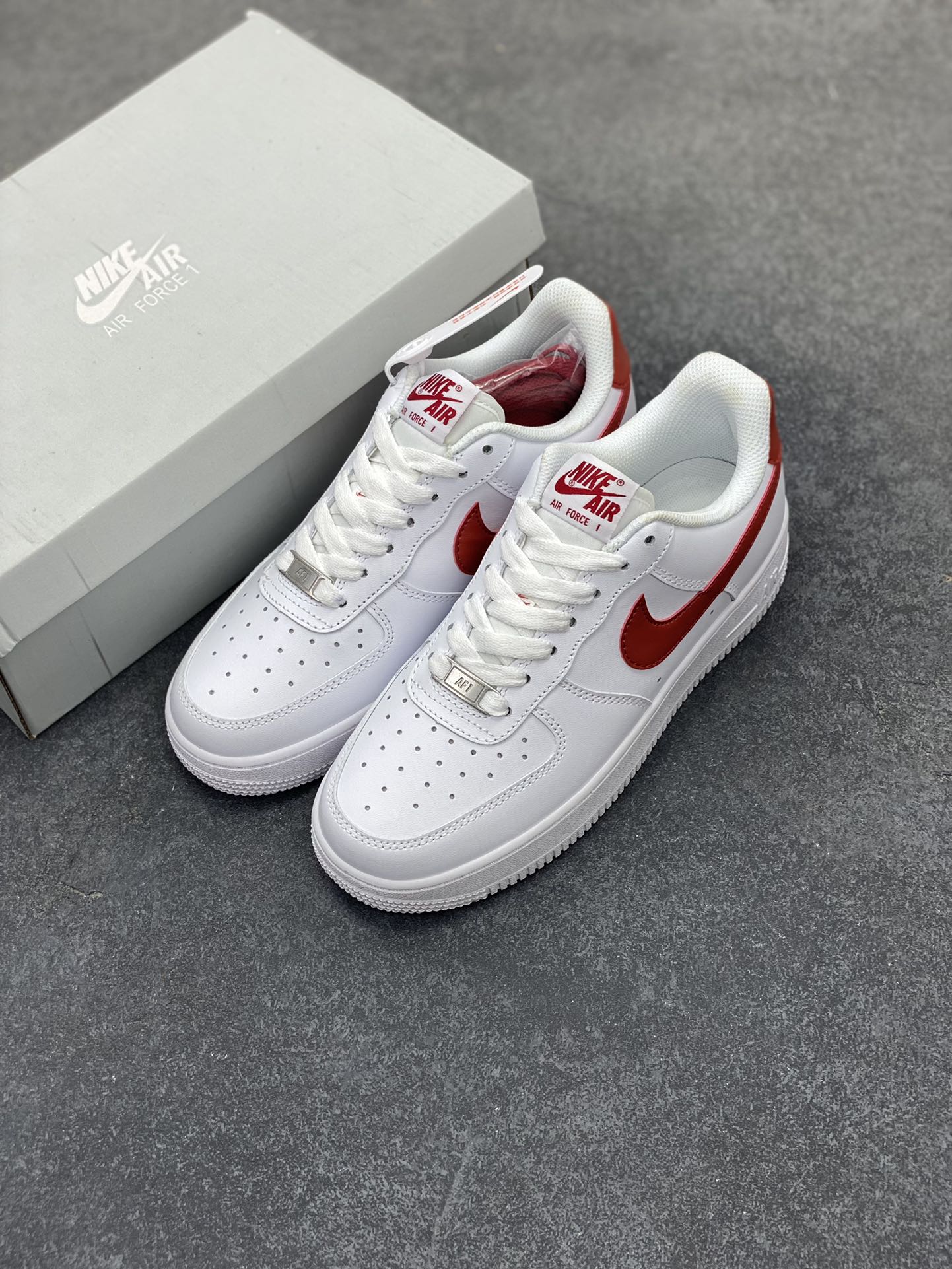 图片[8]-福利特价 Nike Air Force 1 Low 白红勾 空军一号低帮运动休闲板鞋 原楦头原纸板 打造纯正空军版型#专注外贸渠道 全掌内置蜂窝气垫 #原盒配件 原厂中底钢印、拉帮完美 货号：DX5883-102 尺码：36 36.5 37.5 38 38.5 39 40 40.5 41 42 42.5 43 44 44.5 45-选品中心