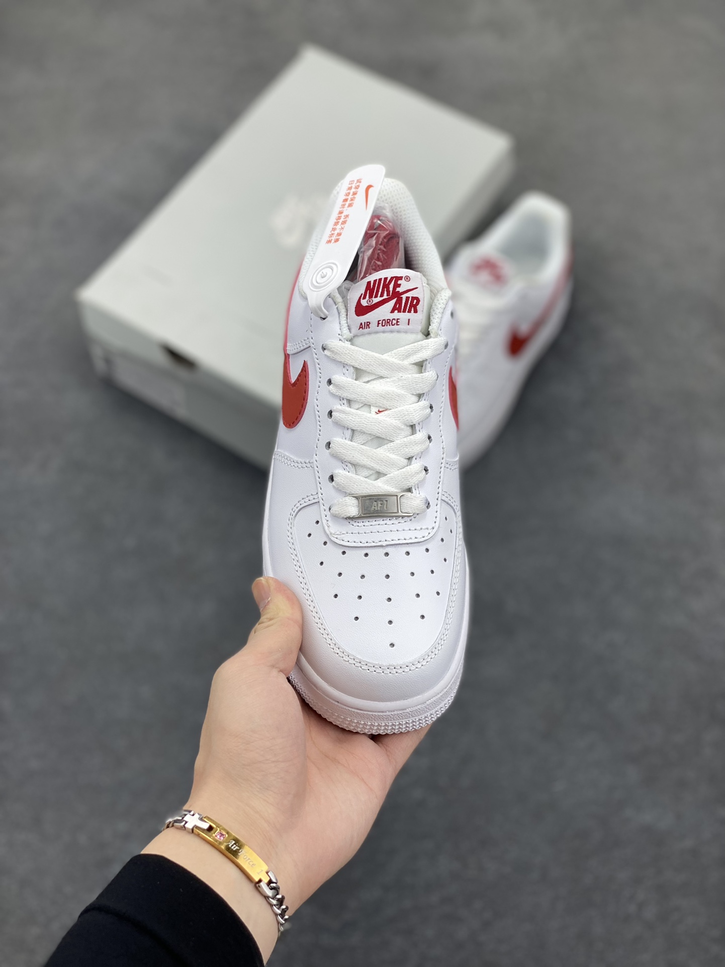 图片[2]-福利特价 Nike Air Force 1 Low 白红勾 空军一号低帮运动休闲板鞋 原楦头原纸板 打造纯正空军版型#专注外贸渠道 全掌内置蜂窝气垫 #原盒配件 原厂中底钢印、拉帮完美 货号：DX5883-102 尺码：36 36.5 37.5 38 38.5 39 40 40.5 41 42 42.5 43 44 44.5 45-选品中心