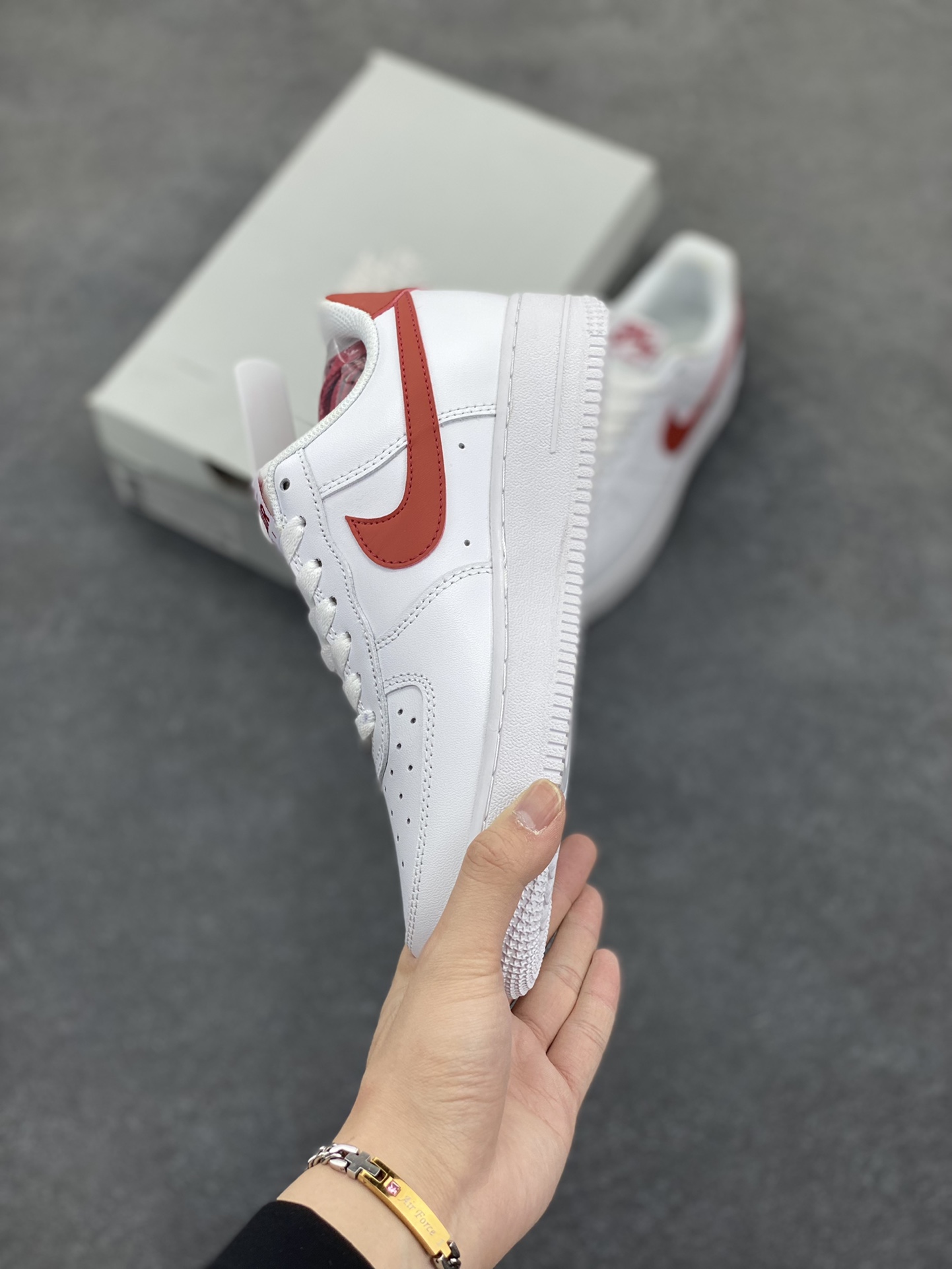 图片[3]-福利特价 Nike Air Force 1 Low 白红勾 空军一号低帮运动休闲板鞋 原楦头原纸板 打造纯正空军版型#专注外贸渠道 全掌内置蜂窝气垫 #原盒配件 原厂中底钢印、拉帮完美 货号：DX5883-102 尺码：36 36.5 37.5 38 38.5 39 40 40.5 41 42 42.5 43 44 44.5 45-选品中心