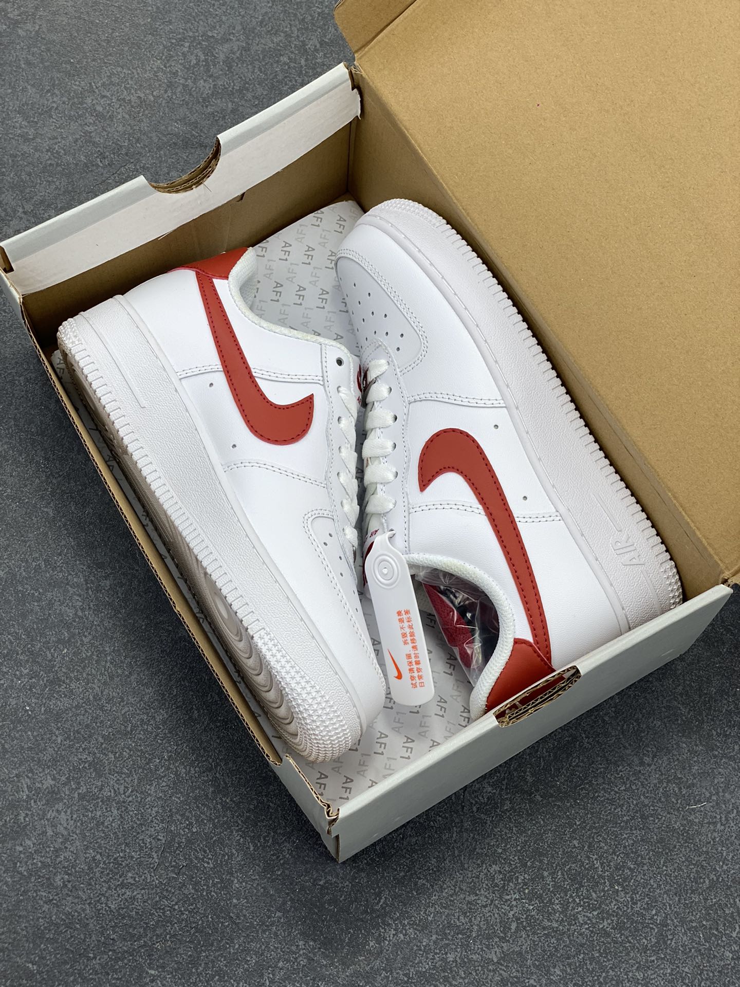 图片[9]-福利特价 Nike Air Force 1 Low 白红勾 空军一号低帮运动休闲板鞋 原楦头原纸板 打造纯正空军版型#专注外贸渠道 全掌内置蜂窝气垫 #原盒配件 原厂中底钢印、拉帮完美 货号：DX5883-102 尺码：36 36.5 37.5 38 38.5 39 40 40.5 41 42 42.5 43 44 44.5 45-选品中心