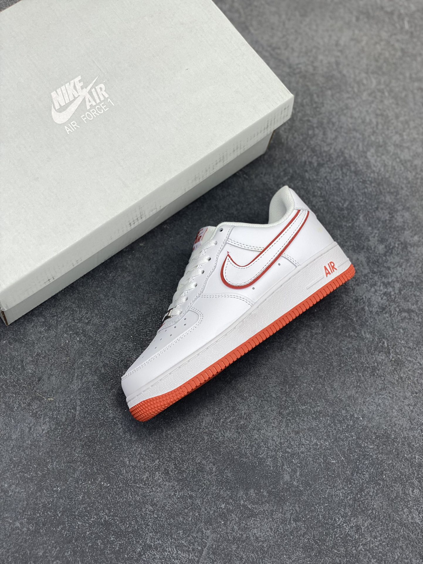 图片[7]-福利特价 Nike Air Force 1 Low 白橙边 空军一号低帮运动休闲板鞋 原楦头原纸板 打造纯正空军版型 专注外贸渠道 全掌内置蜂窝气垫 原盒配件 原厂中底钢印、拉帮完美 货号：DV0788-102 尺码：36 36.5 37.5 38 38.5 39 40 40.5 41 42 42.5 43 44 44.5 45-选品中心