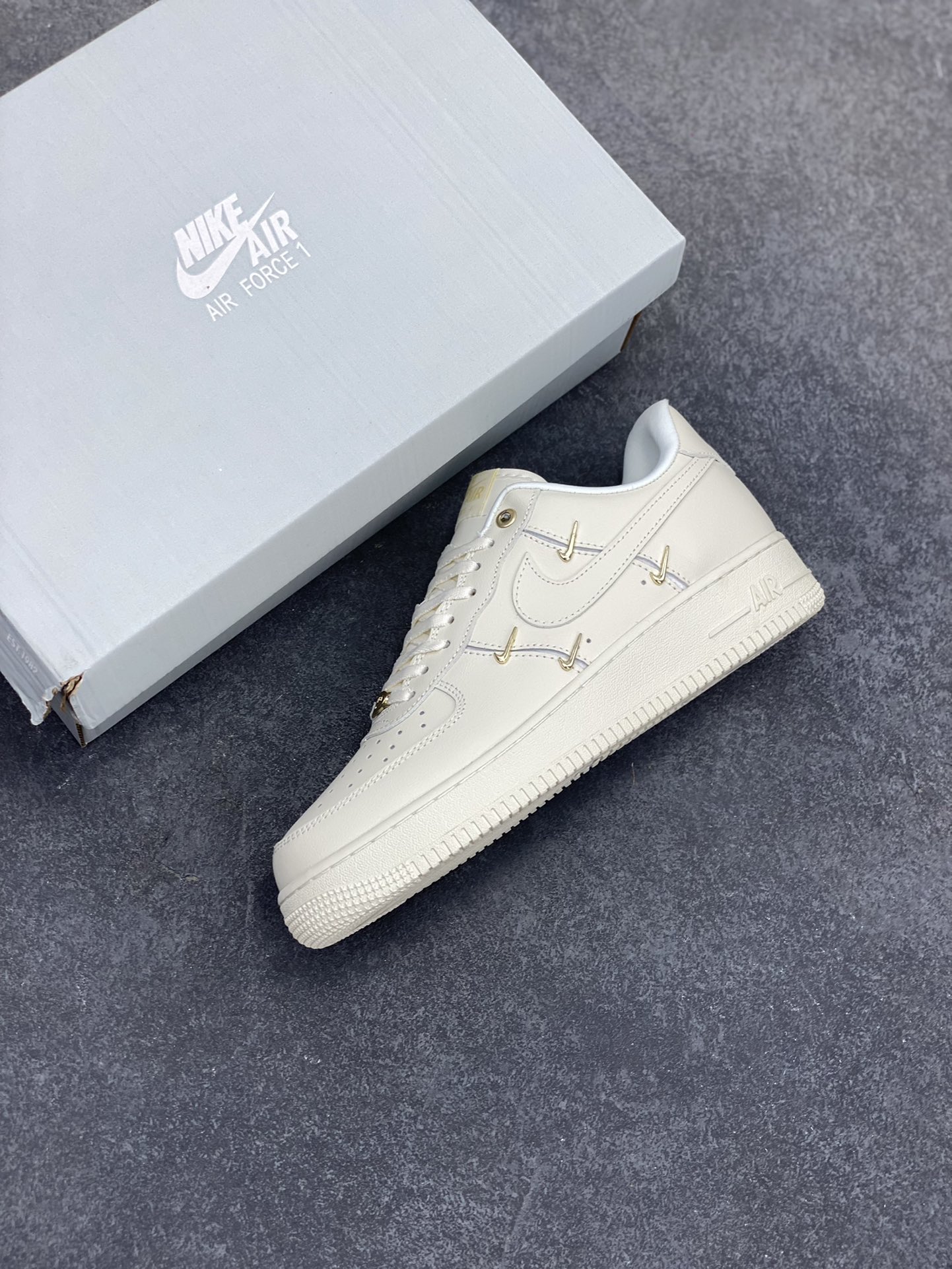 图片[7]-福利特价 Nike Air Force 1 Low 联名小金勾 空军一号低帮运动休闲板鞋 原楦头原纸板 打造纯正空军版型 专注外贸渠道 全掌内置蜂窝气垫 原盒配件 原厂中底钢印、拉帮完美 货号：FV3654-111 尺码：36 36.5 37.5 38 38.5 39 40 40.5 41 42 42.5 43 44 44.5 45-选品中心
