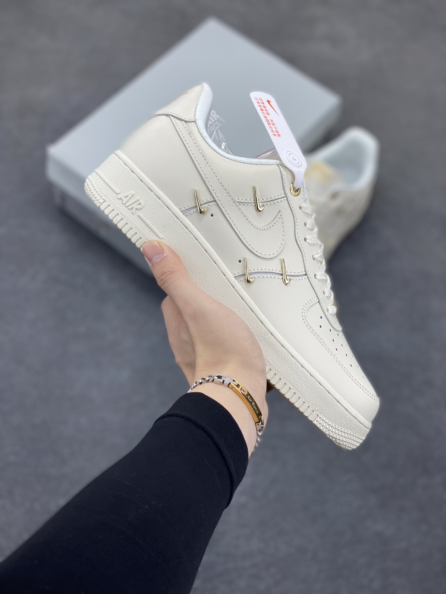 福利特价 Nike Air Force 1 Low 联名小金勾 空军一号低帮运动休闲板鞋 原楦头原纸板 打造纯正空军版型 专注外贸渠道 全掌内置蜂窝气垫 原盒配件 原厂中底钢印、拉帮完美 货号：FV3654-111 尺码：36 36.5 37.5 38 38.5 39 40 40.5 41 42 42.5 43 44 44.5 45-选品中心