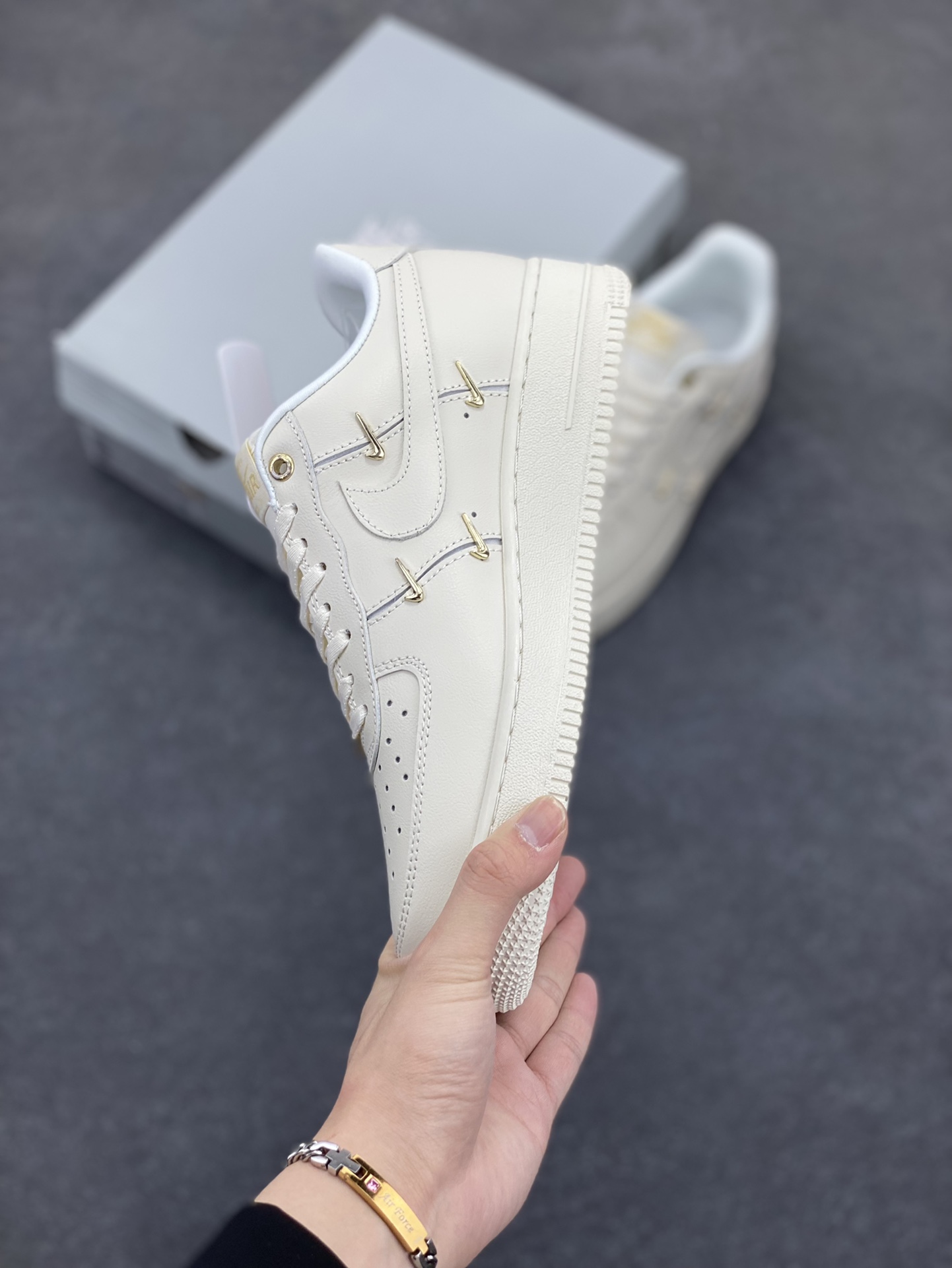 图片[3]-福利特价 Nike Air Force 1 Low 联名小金勾 空军一号低帮运动休闲板鞋 原楦头原纸板 打造纯正空军版型 专注外贸渠道 全掌内置蜂窝气垫 原盒配件 原厂中底钢印、拉帮完美 货号：FV3654-111 尺码：36 36.5 37.5 38 38.5 39 40 40.5 41 42 42.5 43 44 44.5 45-选品中心
